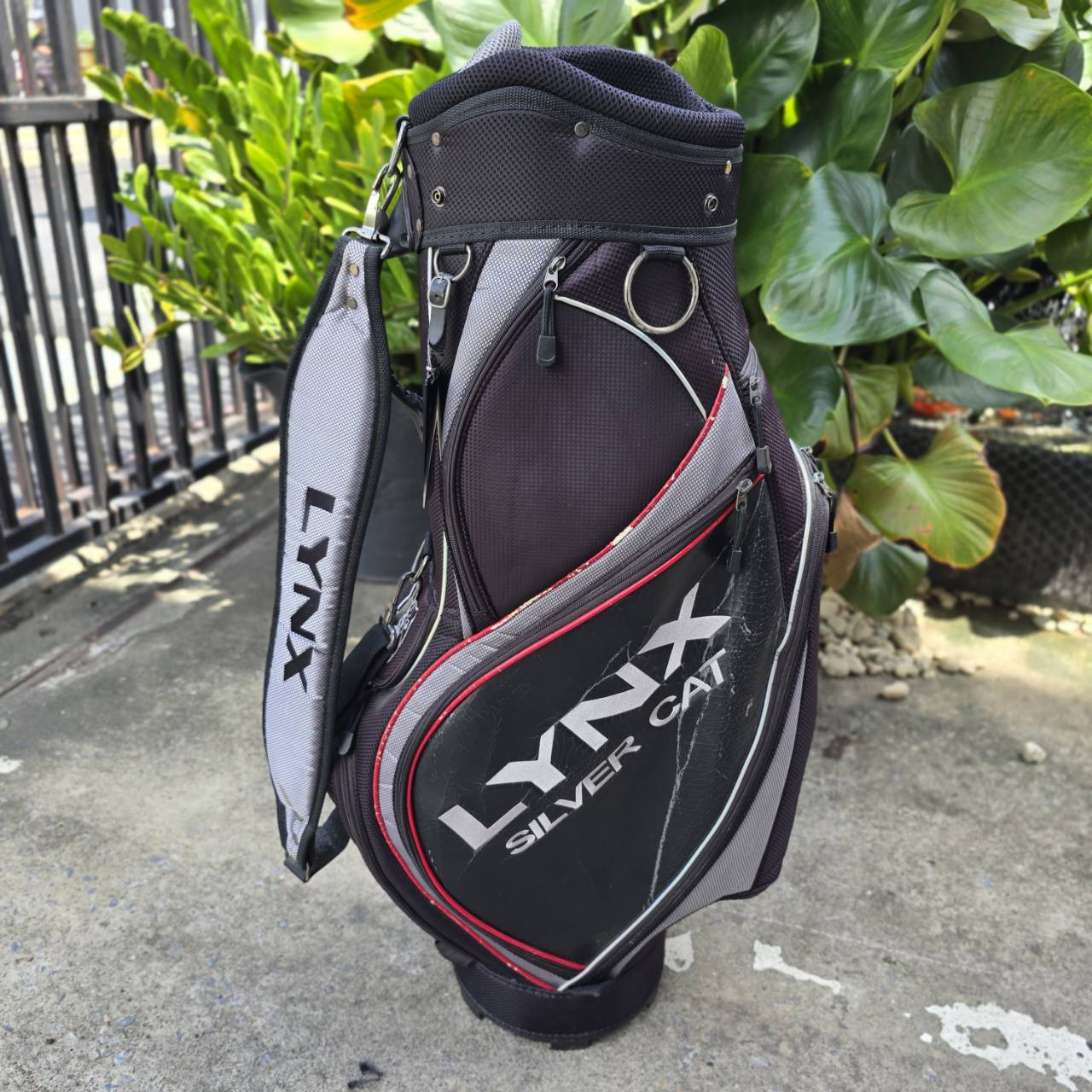ถุงกอล์ฟ LYNX มือสอง ของแท้ มีรอยแตกบ้าง ตามการเก็บไว้ ใช้งานได้ดี ใส่ไม้ได้เยอะ