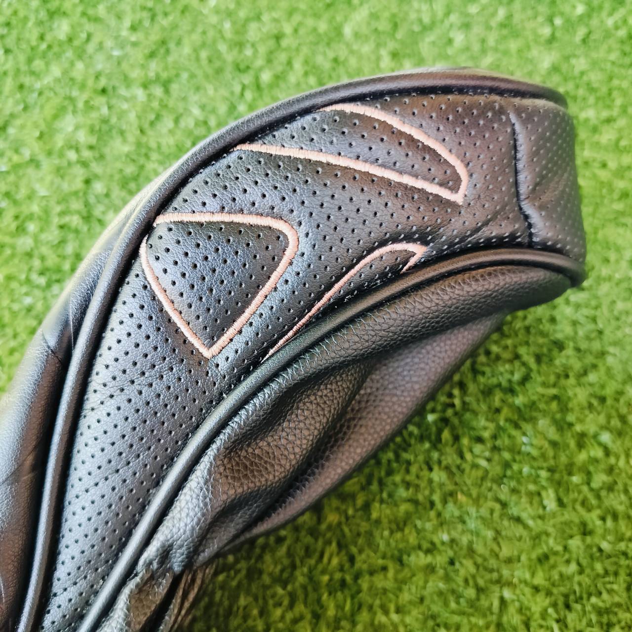 COVER ใส่ DRIVER TAYLORMADE SIM GLOIRE ของแท้ มือสอง สภาพนางฟ้า สภาพไม่ได้ใช้ สวยพรีเมี่ยมสุดๆเลยค่ะ