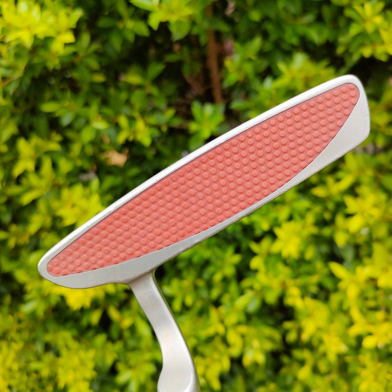 PUTTER TAYLORMADE B1S NUBBINS ความยาว 34 นิ้ว ตัวนี้ดังที่สุด!!! หน้าสัมผัสเป็นยางพิเศษ อินเซิร์ทพิเศษ ที่ทั้งนุ่มและปุ่มๆที่ช่วยให้ลูกหมุนออกจากหน้าไม้ได้เร็วขึ้นทำให้เกาะไลน์แบบสุด!! สภาพสวยเดิม!!! ไม้กอล์ฟมือสอง ของแท้ BY NakaraLuxurious