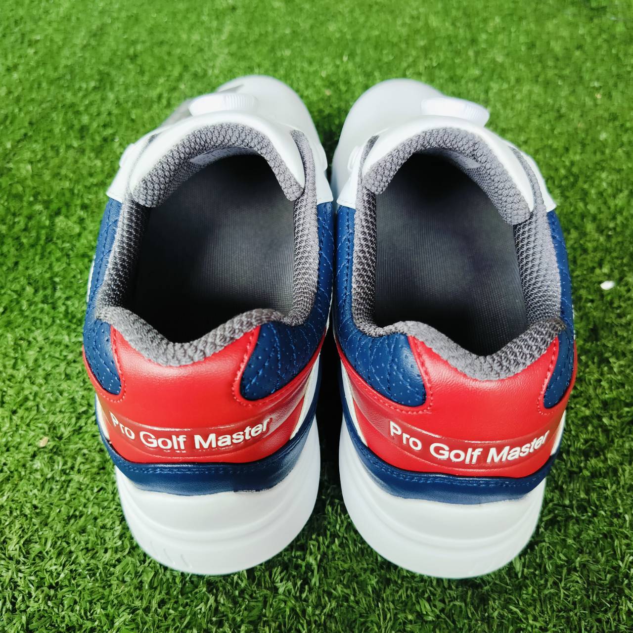 *** ลดล้างสต๊อค *** รองเท้ากอล์ฟ PGM XZ291 ของใหม่มือหนึ่ง ระบบผูกเชือก Auto Lacing System ที่กำลังเป็นที่นิยมอย่างสูงสุดในขณะนี้ กันน้ำเข้า 100 % น้ำหนัก เบาสบาย รองรับแรงกระแทกได้ดี Size : 42 รองเท้ากอล์ฟมือหนึ่ง ของแท้ By NakaraLuxurious