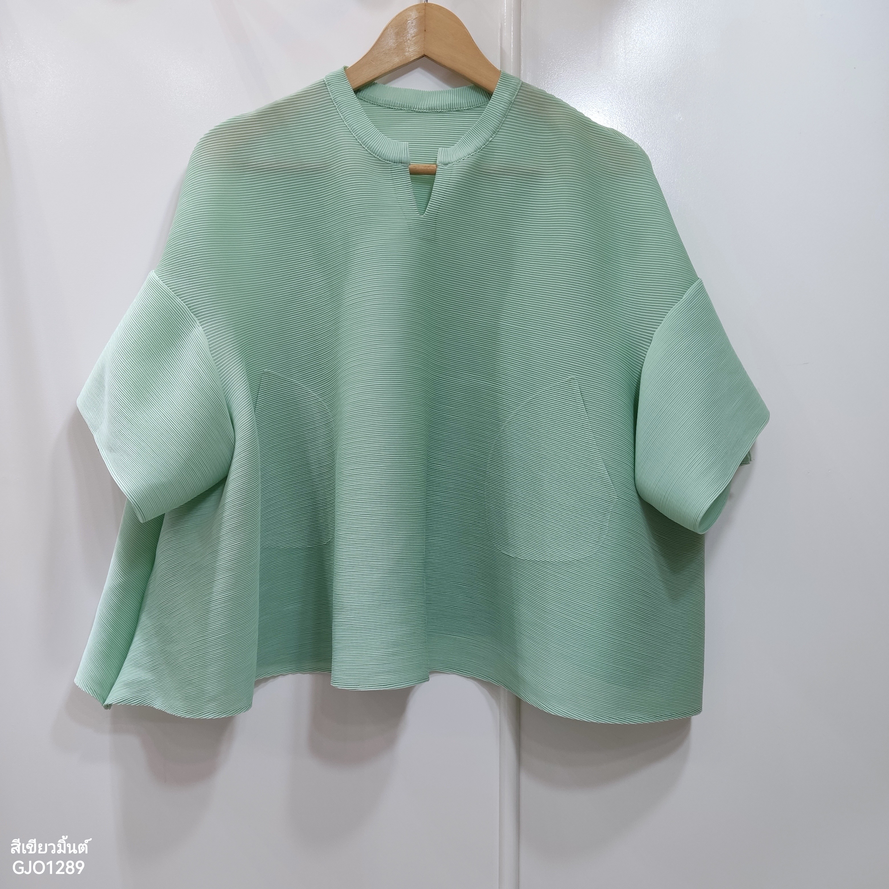 2MUAY รุ่น GJO1289 เสื้อพลีทคุณภาพ OPEN NECK FLARE SLEEVE PLEATED TOP สีดำ FREE SIZE