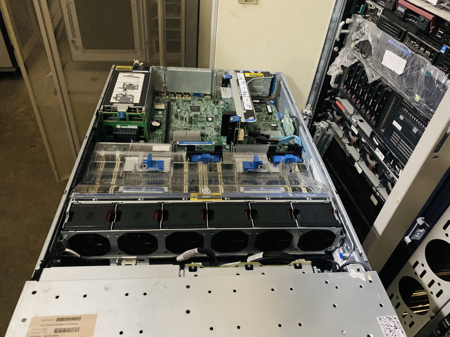 เซิร์ฟเวอร์ HP ProLiant DL380p Gen8 Server พร้อมใช้งาน (E5-2609 Ram 16 GB SAS 300 GB x2)