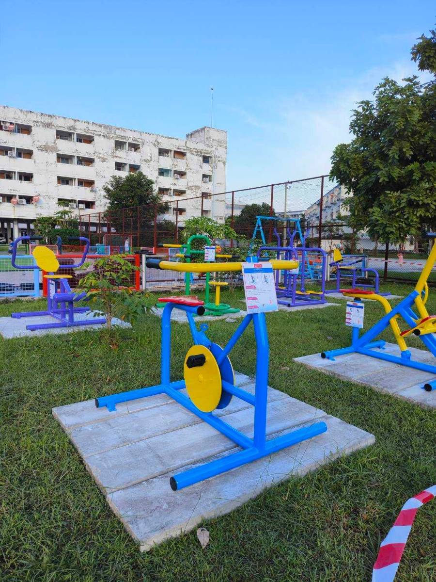 เครื่องออกกำลังกายกลางแจ้งผู้ใหญ่,อุปกรณ์นั่งปั่นจักรยานคู่ผสม ,ลานกีฬาอเนกประสงค์ ,สวนสาธารณะ ,เทศบาล ,หมู่บ้าน ,ผลิตในไทย ,สั่งทำตามสีที่ต้องการได้ ขนาด 100x150x130 ซม.