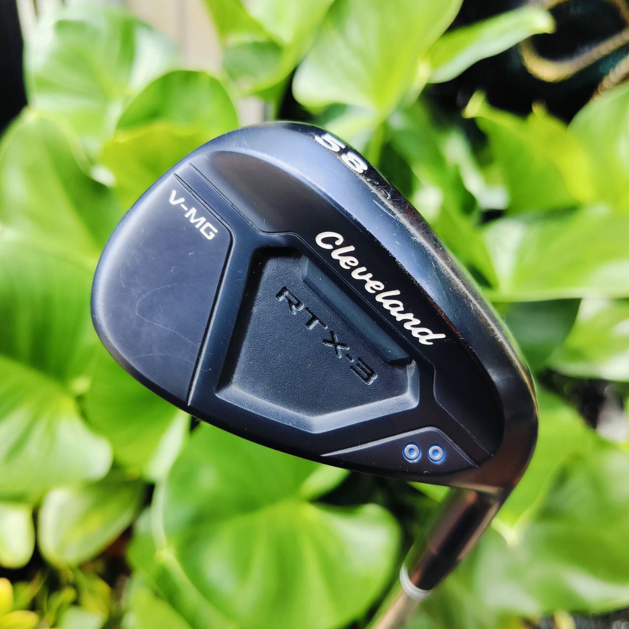 WEDGE Cleveland RTX 3 องศา 58 BOUNCE 9 ก้าน NS PRO 950 FLEX S ร่องลึกมากๆ ดูได้จากรูป และยังมี SPIN MILLED และมี LASER คล้ายๆร่อง เพิ่มขึ้นมาอีก เอาเป็นว่าถ้าชิพแล้ว ไม่ติดสปินเลย ต้องไปเรียนวงใหม่เลยค่ะ ไม้กอล์ฟพรีเมี่ยมมือสอง ของแท้ By NakaraLuxurious