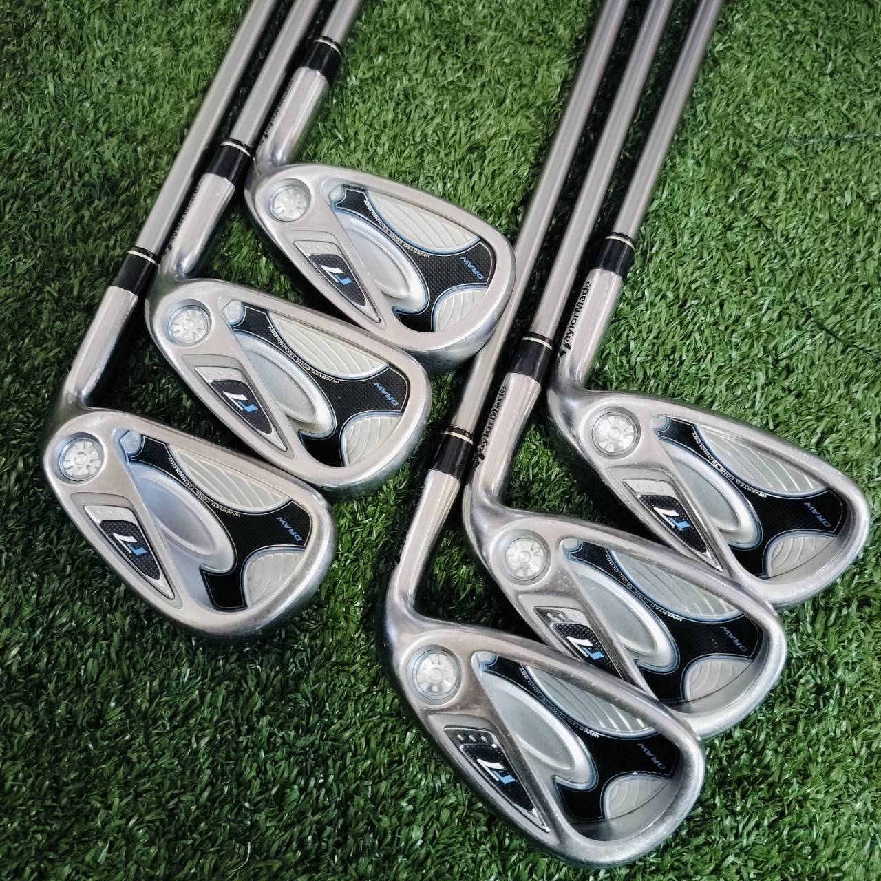 ** ไม้กอล์ฟผู้หญิง ** ชุดเหล็ก Taylormade r7 Draw วางหมุดน้ำหนักไว้ช่วยคุณผู้หญิง ที่มักตีเฟดออกขวาให้กลับมาตรง ชดเชยความผิดพลาดอย่างมาก ตีโดนง่ายมาก ก้านเบาพรีเมี่ยม เป็นก้าน RE*AX 45 กรัมเท่านั้น!!! ไม้กอล์ฟพรีเมี่ยมมือสอง ของแท้ By NakaraLuxurious