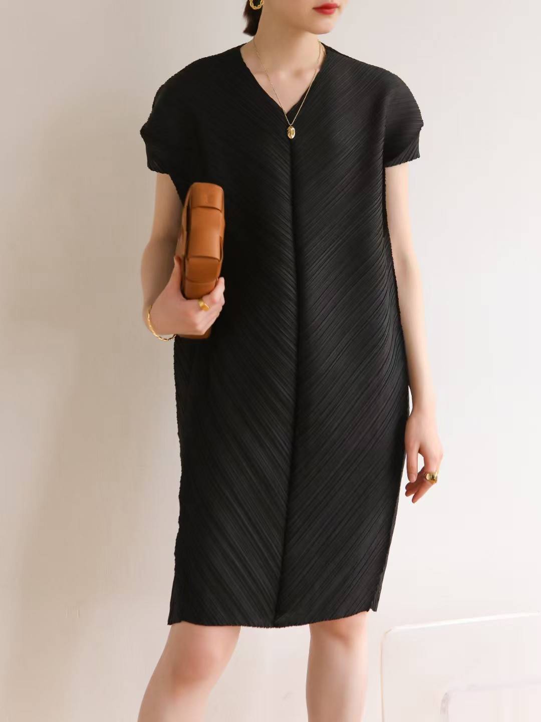 2MUAY รุ่น GJO8010 V NECK PLEAT DRESS เดรสผู้หญิง เดรสพลีทคุณภาพ 6สี FREE SIZE