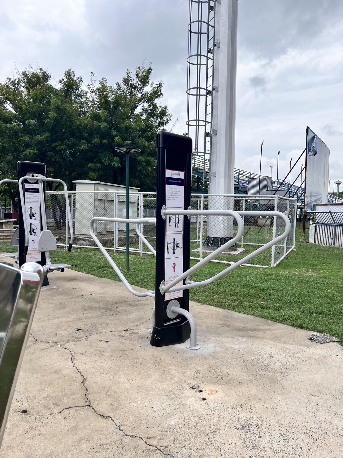 เครื่องออกกำลังกาย กลางแจ้ง ชุดอุปกรณ์บริหาร แขน หัวไหล่ แบบบาร์โหน ลานกีฬา อเนกประสงค์ สนามกีฬาสั่งผลิตตามสีที่ต้องการได้