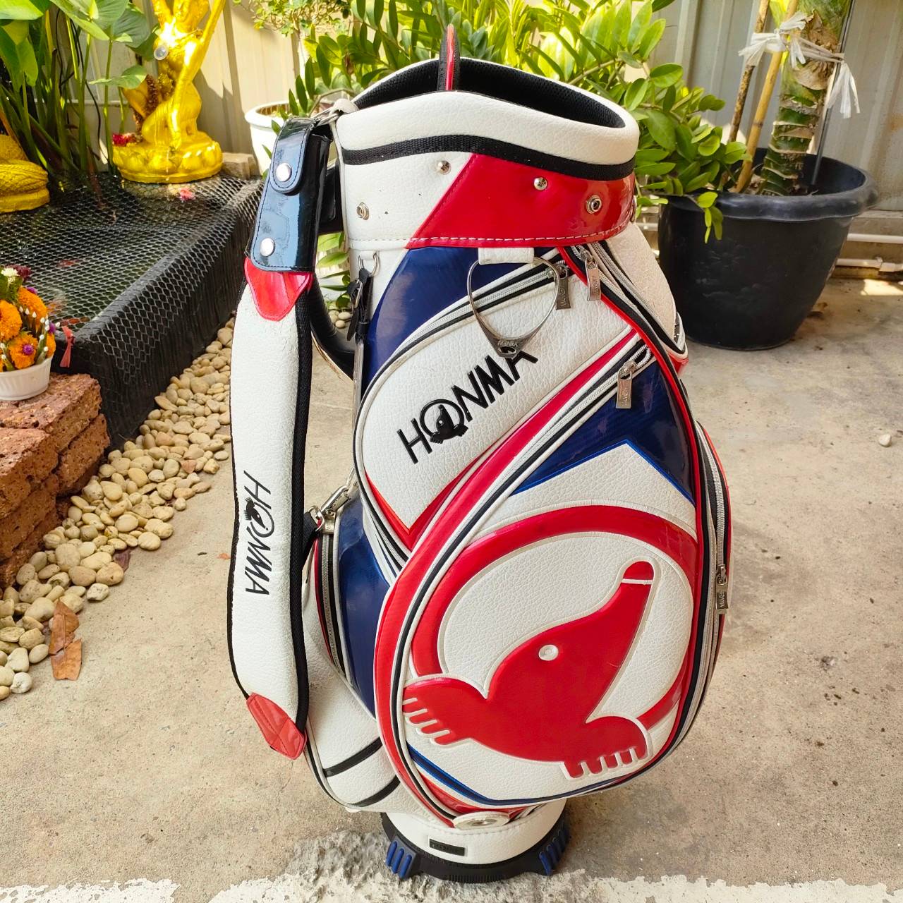 ถุงกอล์ฟ HONMA มือสอง ของแท้ ** COVER มีลอกนิดหน่อยมีรูป !! ปากถุงสวย สภาพถุงสวยเดิม ใช้ดีมาก ไม้กอล์ฟพรีเมี่ยมมือสอง ของแท้ By NakaraLuxurious