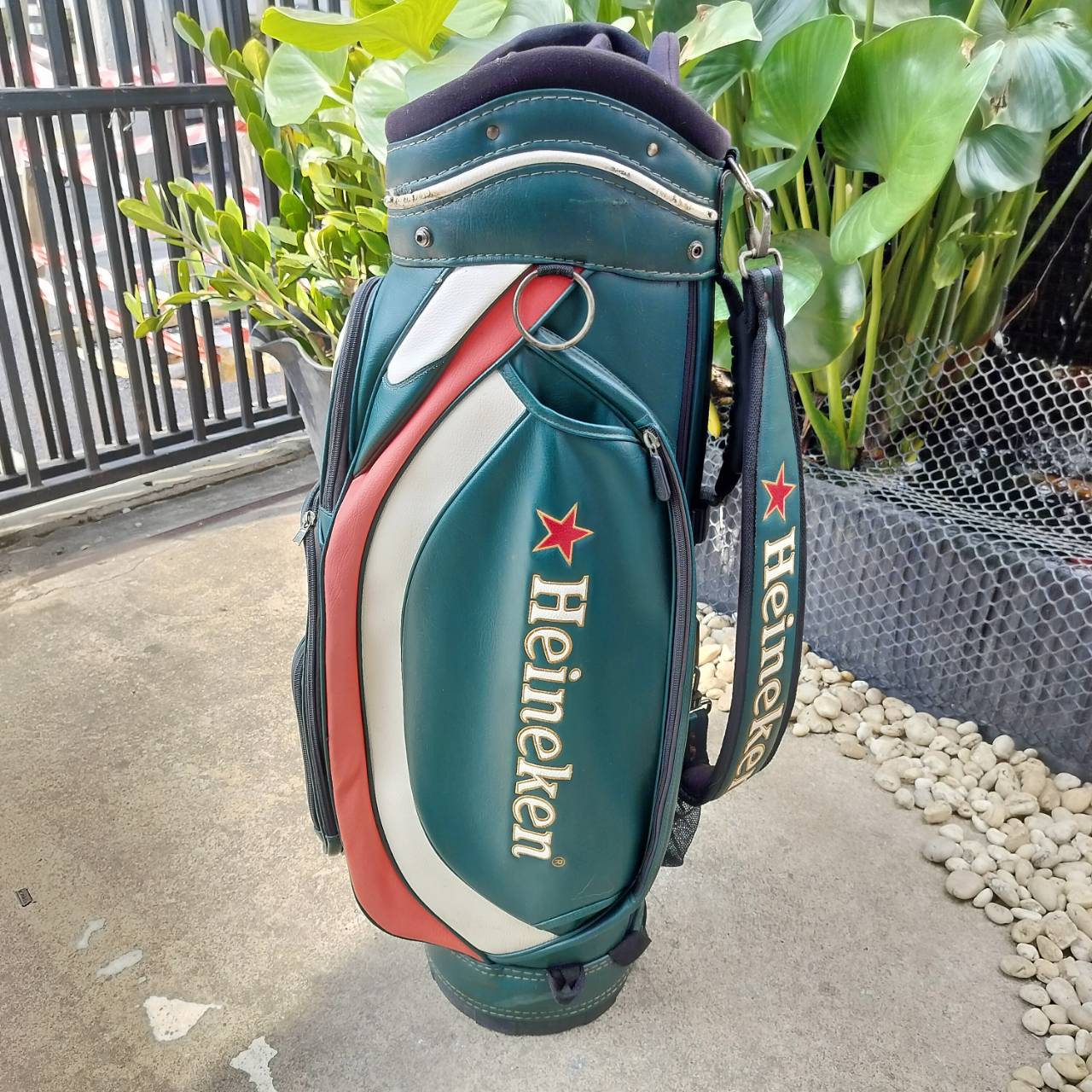 ถุงกอล์ฟ HEINEKEN มือสอง **แป๊ะ COVER หลุด 1 จุด** ติดได้ปกติ 3 จุด ถ้าไม่ซีเรียส ไม่มีผลอะไร ถุงออกแบบสวยมาก