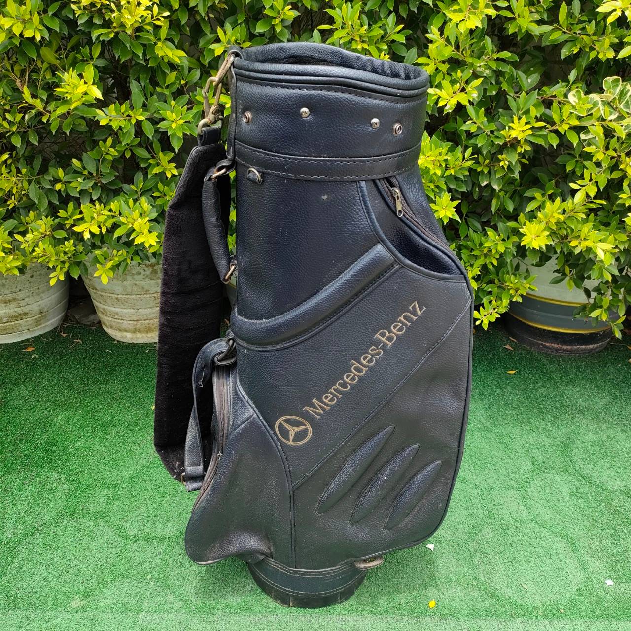 ถุงกอล์ฟ MERCEDES-BENZ มือสอง วัสดุหนัง ภายในบุกำมะหยี่ ถุงTOURใบใหญ่ ใส่ของได้เยอะ ถุงกอล์ฟมีรอยหนังขาดนิดหน่อย *** มีรูปให้ชมท้ายสุด*** มือสอง ของแท้ BY NakaraLuxurious