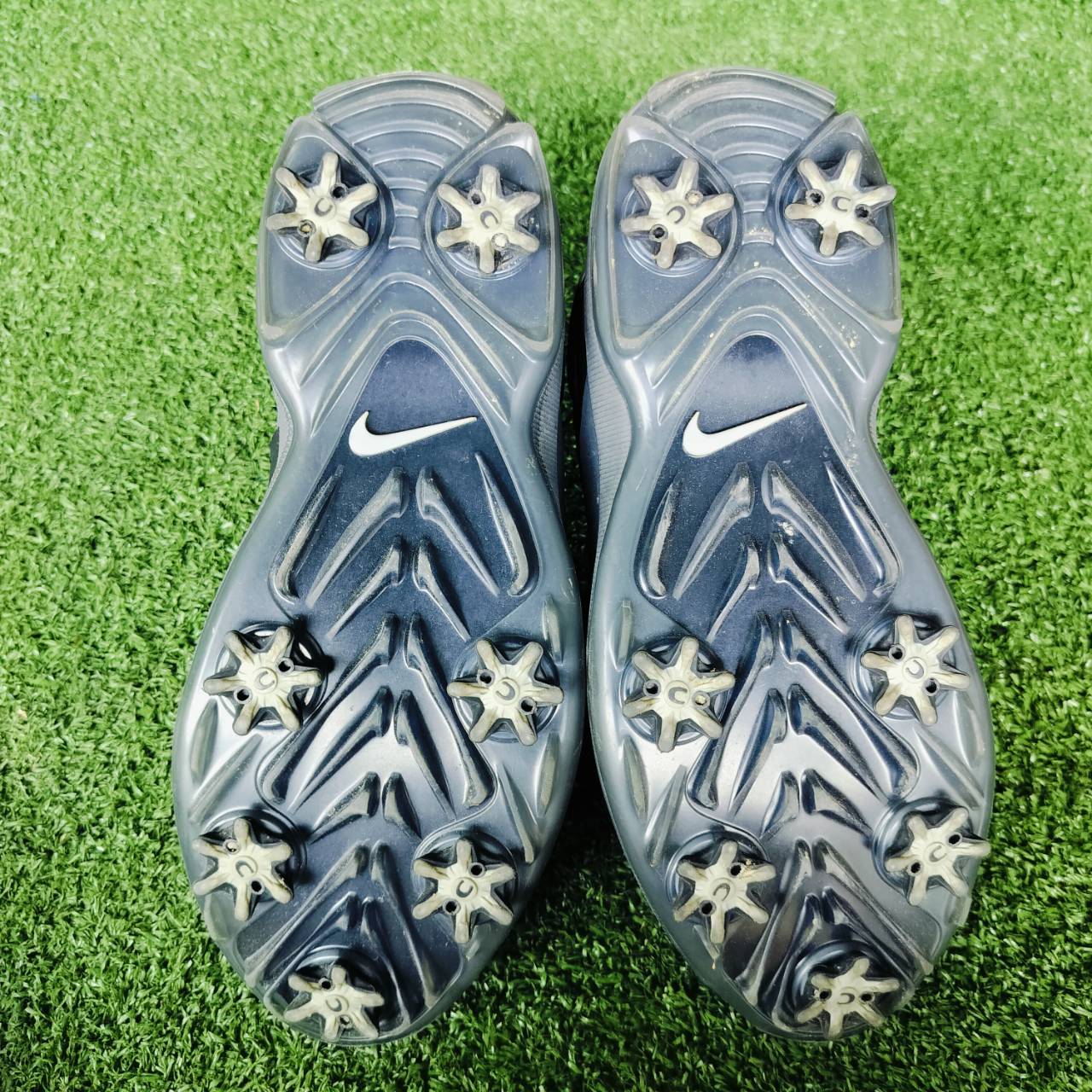 รองเท้ากอล์ฟ NIKE มือสอง เบอร์ 7W US ค่ะ ใส่ง่ายมาก เป็นเชือกแบบยางยืด ไม่ต้องคอยผูกเชือก ปุ่มยึดเกาะดีมาก ปรับเปลี่ยนได้ ไม้กอล์ฟพรีเมี่ยมญี่ปุ่นมือสอง By NakaraLuxurious