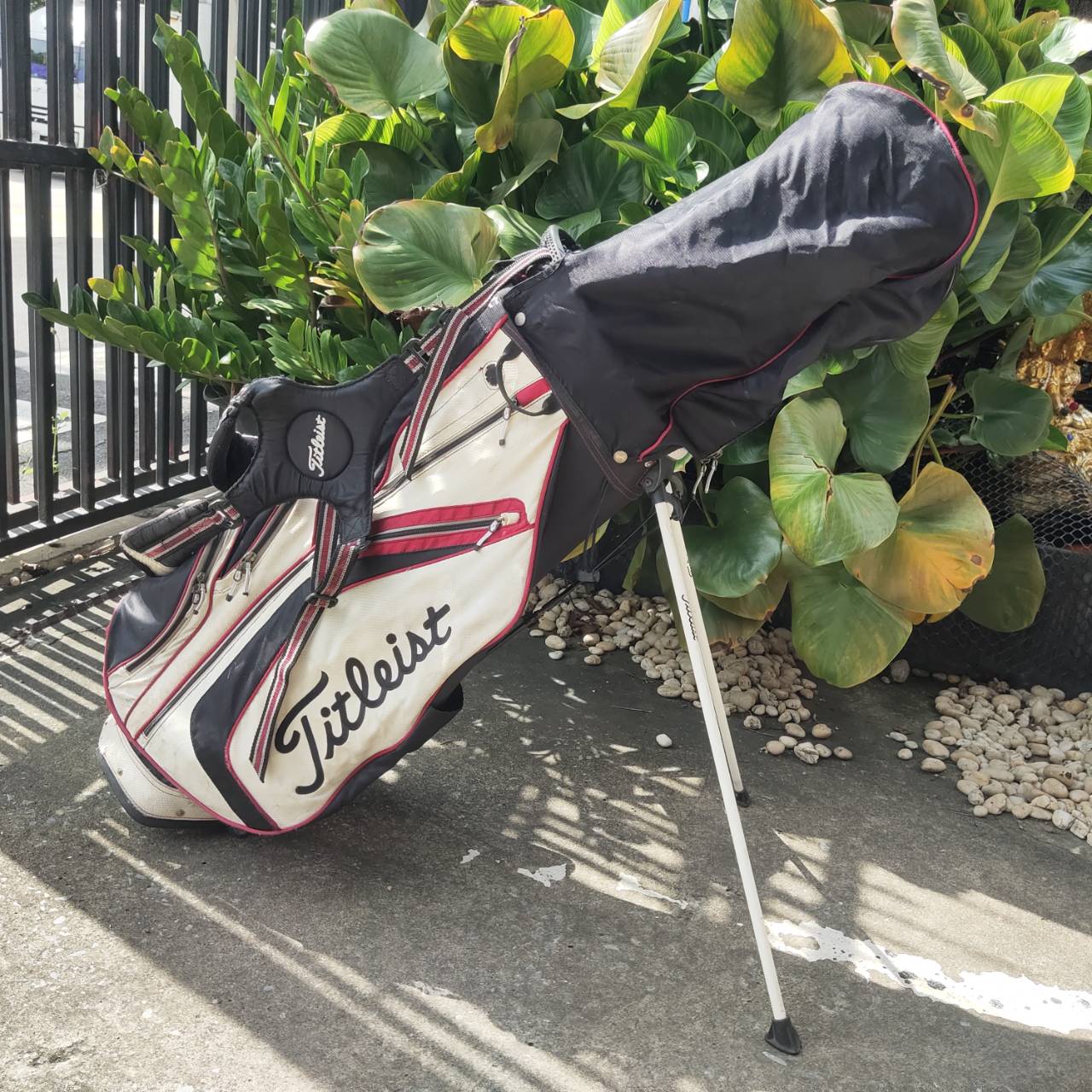 ถุงกอล์ฟ Titleist ขาตั้ง แบบ 14 ช่อง ** มีตำหนิที่ COVER มีลอยขาด ** มีสายสะพายแบบเป้ให้ด้วยค่ะ