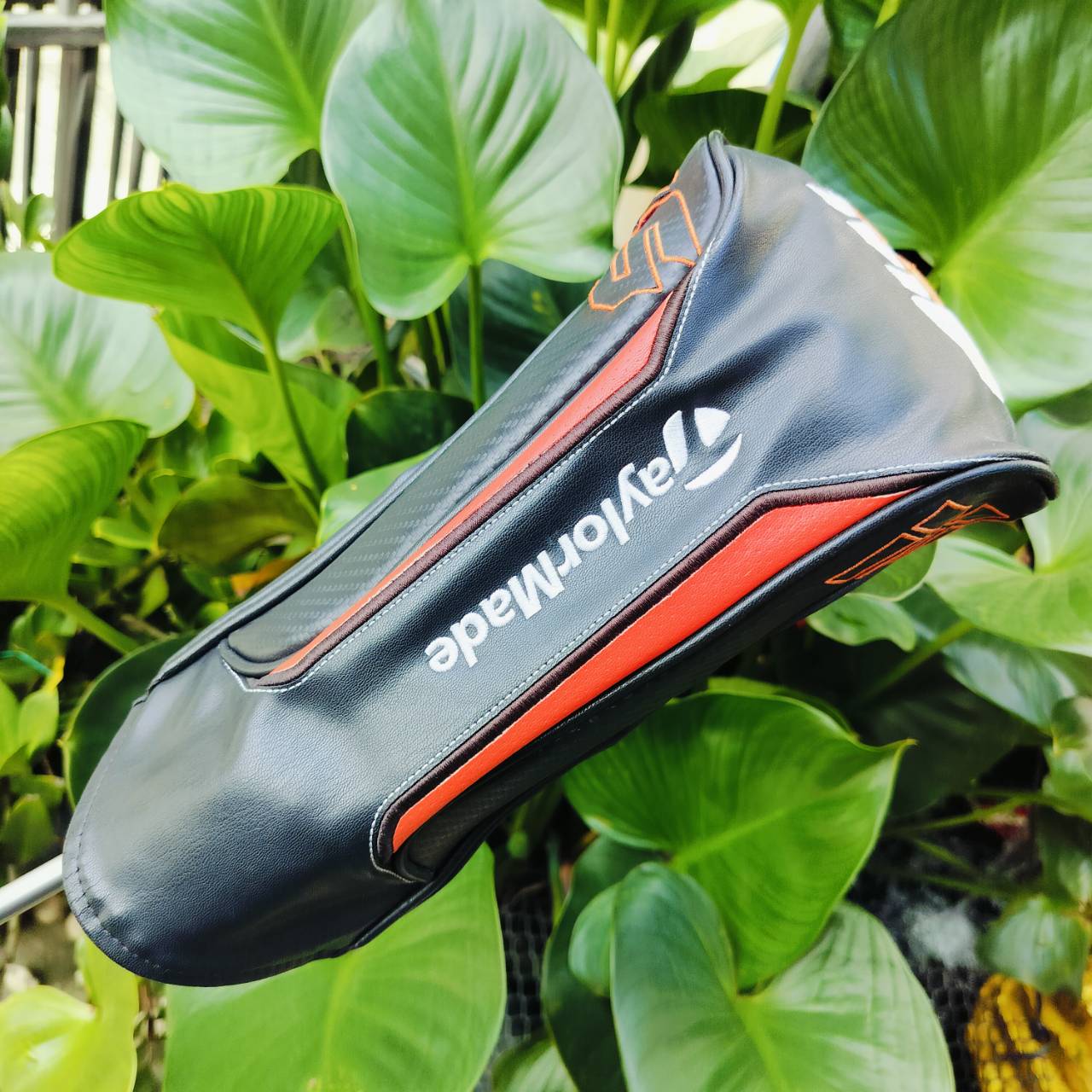 Driver Taylormade M6 องศา 10.5 ก้าน FUBUKI TM5 FLEX SR . เทคโนโลยีการออกแบบหน้าไม้ที่ช่วยชดเชยความผิดพลาด แก้ไขลูกฮุกจากการที่ตีโดนขอบบนใกล้ปลายไม้ โดยเพิ่มองศาขึ้นและหน้าไม้เปิดตรงบริเวณดังกล่าวทำให้ลูกพุ่งตรงขึ้นกว่าเดิม ไม้กอล์ฟพรีเมี่ยมมือสอง ของแท้ B