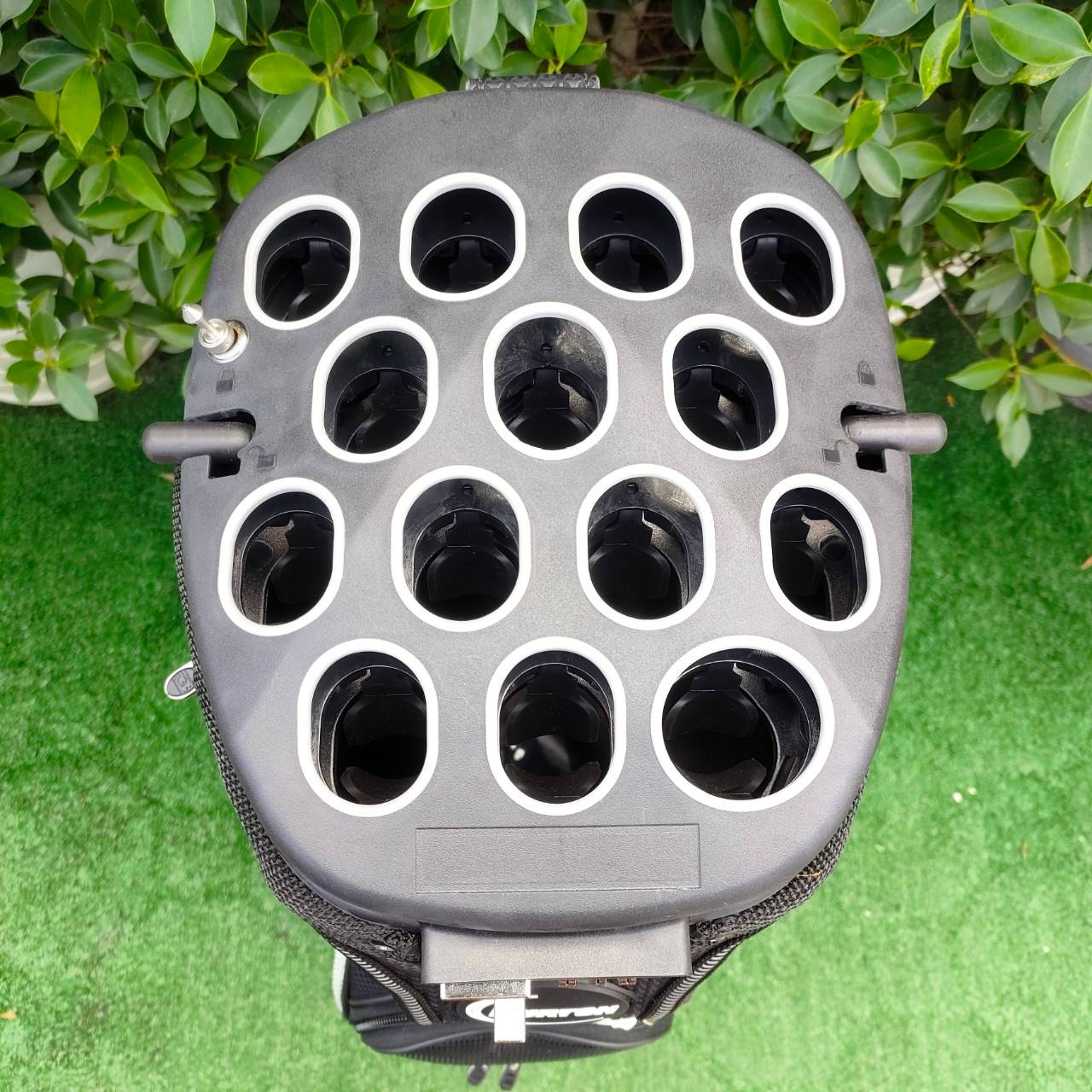 ❤️🔥❤️🔥❤️🔥ลดล้างสต๊อค❤️🔥❤️🔥❤️🔥 ** ถุงกอล์ฟ ของใหม่มือหนึ่ง ตำหนิ โครงพลาสติกด้านในมีรอยแตก แต่ถุงใช้งานได้ปกติ** *** . ถุงกอล์ฟ BURTON Club - Lok