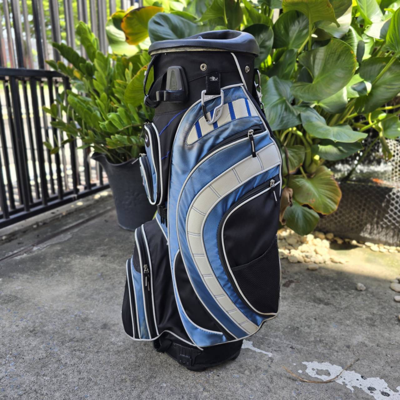 ถุงกอล์ฟ BAG BOY **ชาย COVER รุ่ยเล็กน้อย** นอกนั้นสภาพสวยสมบูรณ์ จุดเด่นที่ช่องใส่ไม้กอล์ฟ ที่แยกแต่ละชิ้น และรักษา อุปกรณ์ได้ดีมากที่สุดค่ะ