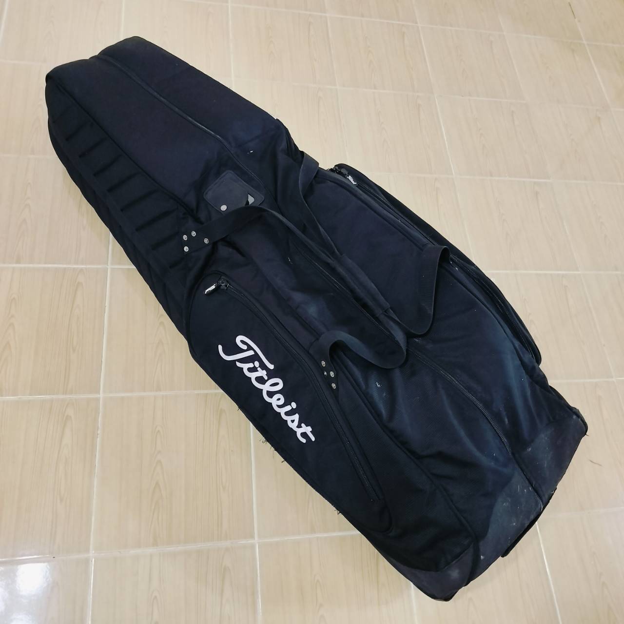 ถุงคลุมขึ้นเครื่อง Titleist มือสอง ของแท้ คุณ4krดีมากๆ มีนวมอย่างหนา หูจับ หูหิ้ว ถุงแดงด้านใน มีช่องซิป แข็งแรงอย่างมาก มีล้อลากด้วย สะดวกอย่างมาก ของใหม่แพงมากรุ่นนี้