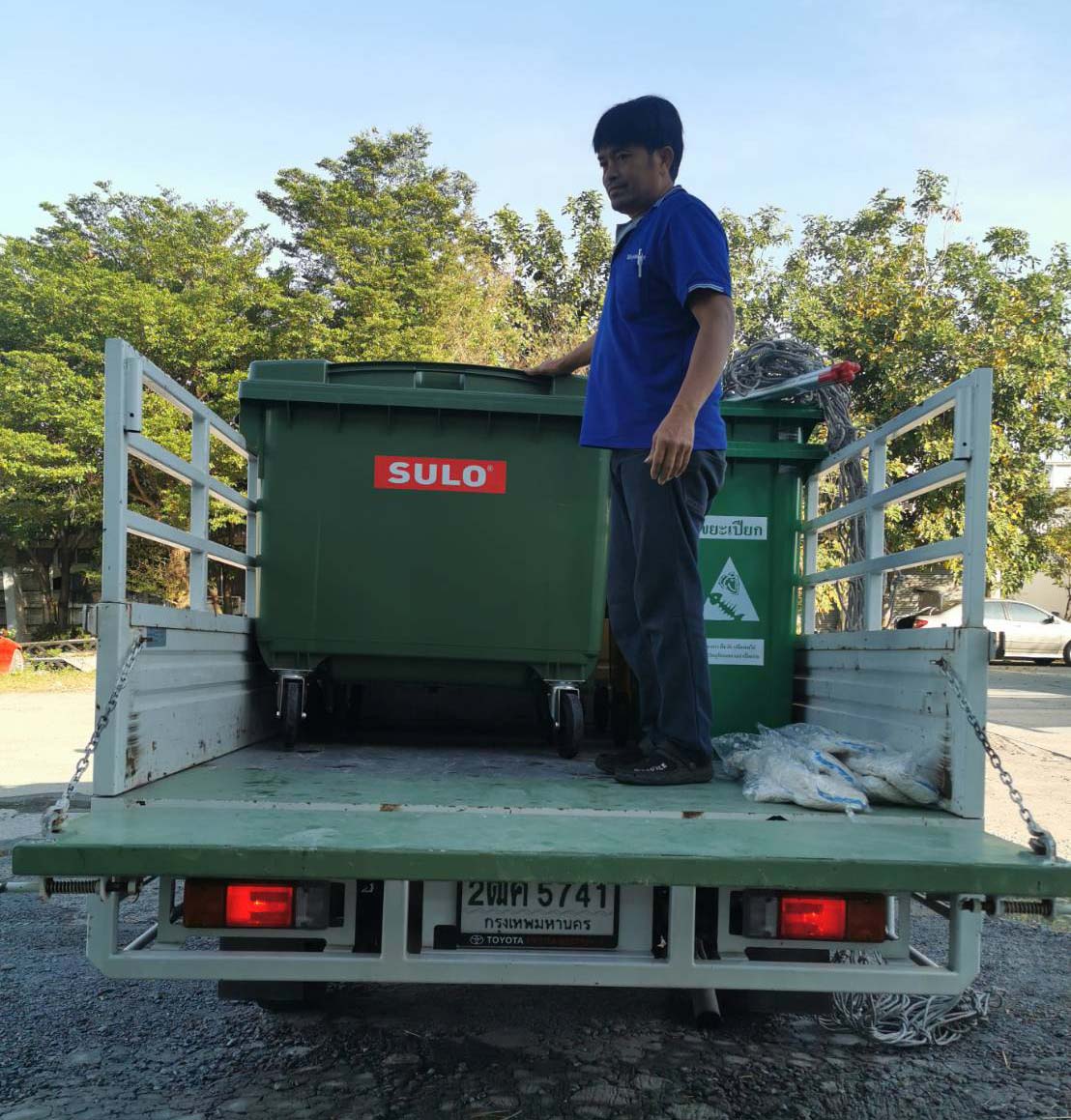 ถังขยะทรงเหลี่ยม รุ่นฝาเรียบ พร้อมล้อเข็น 660 ลิตร