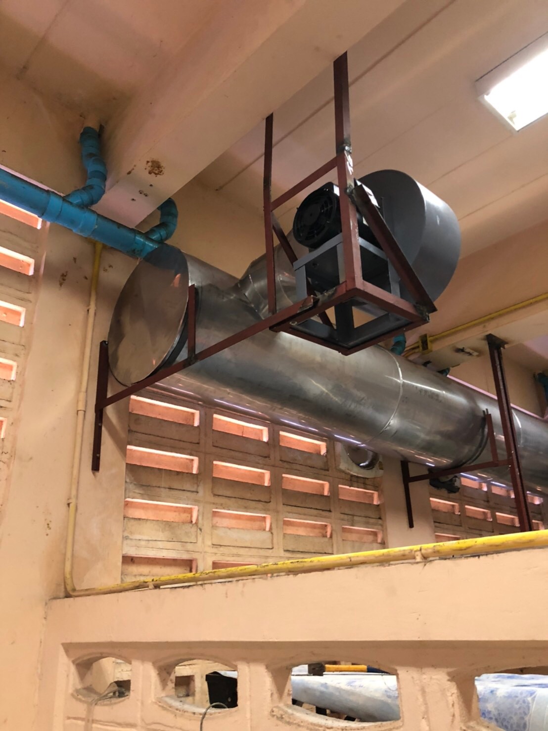 ปล่องดูดควันในโรงอาหาร รร.ฤทธิยะวรรณาลัย(ดอนเมือง)