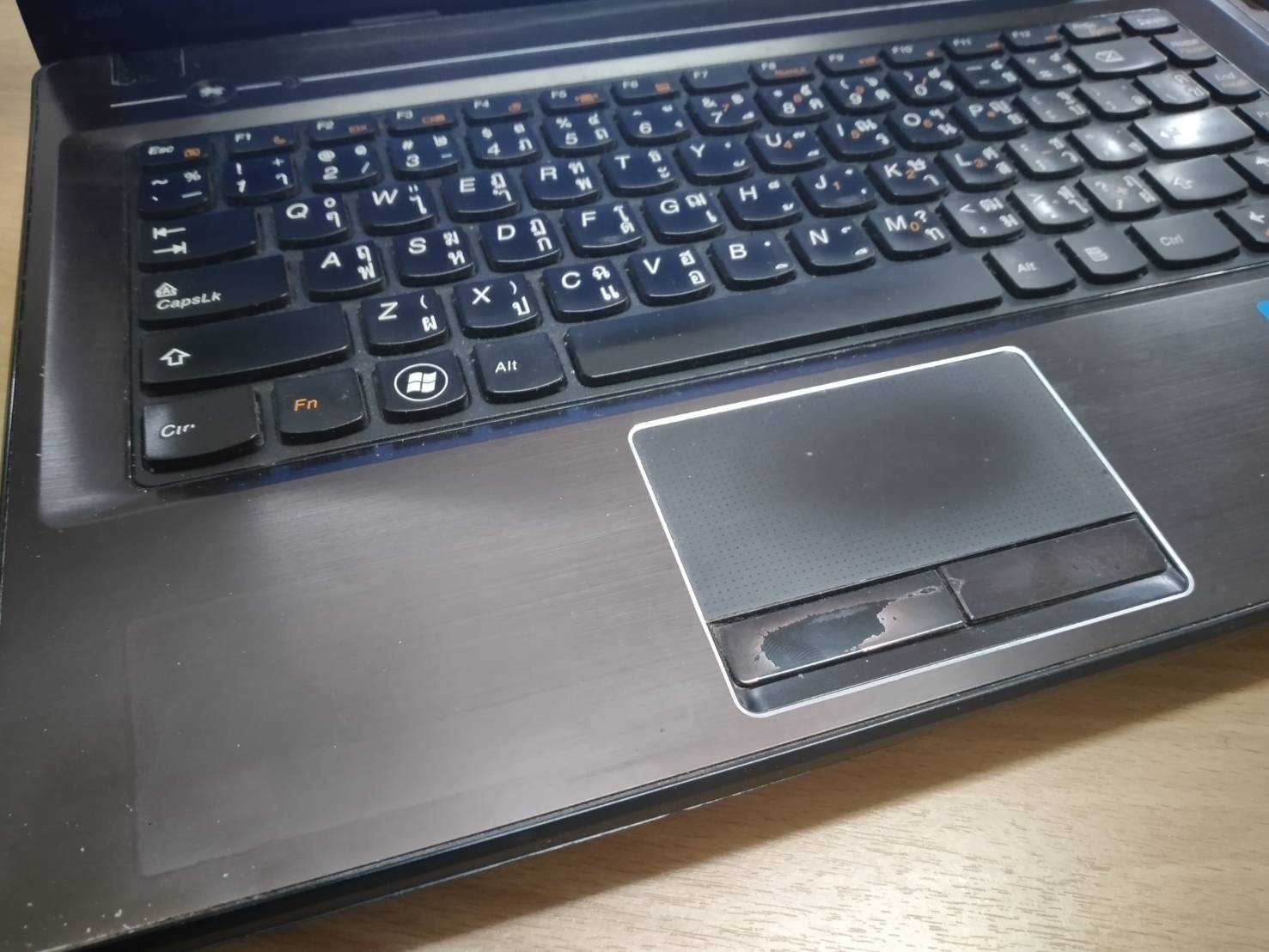 Lenovo G480 เครื่องมีตำหนิ แตกตรงช่วงระบายความร้อน และ มี รอบแถว ๆ pad