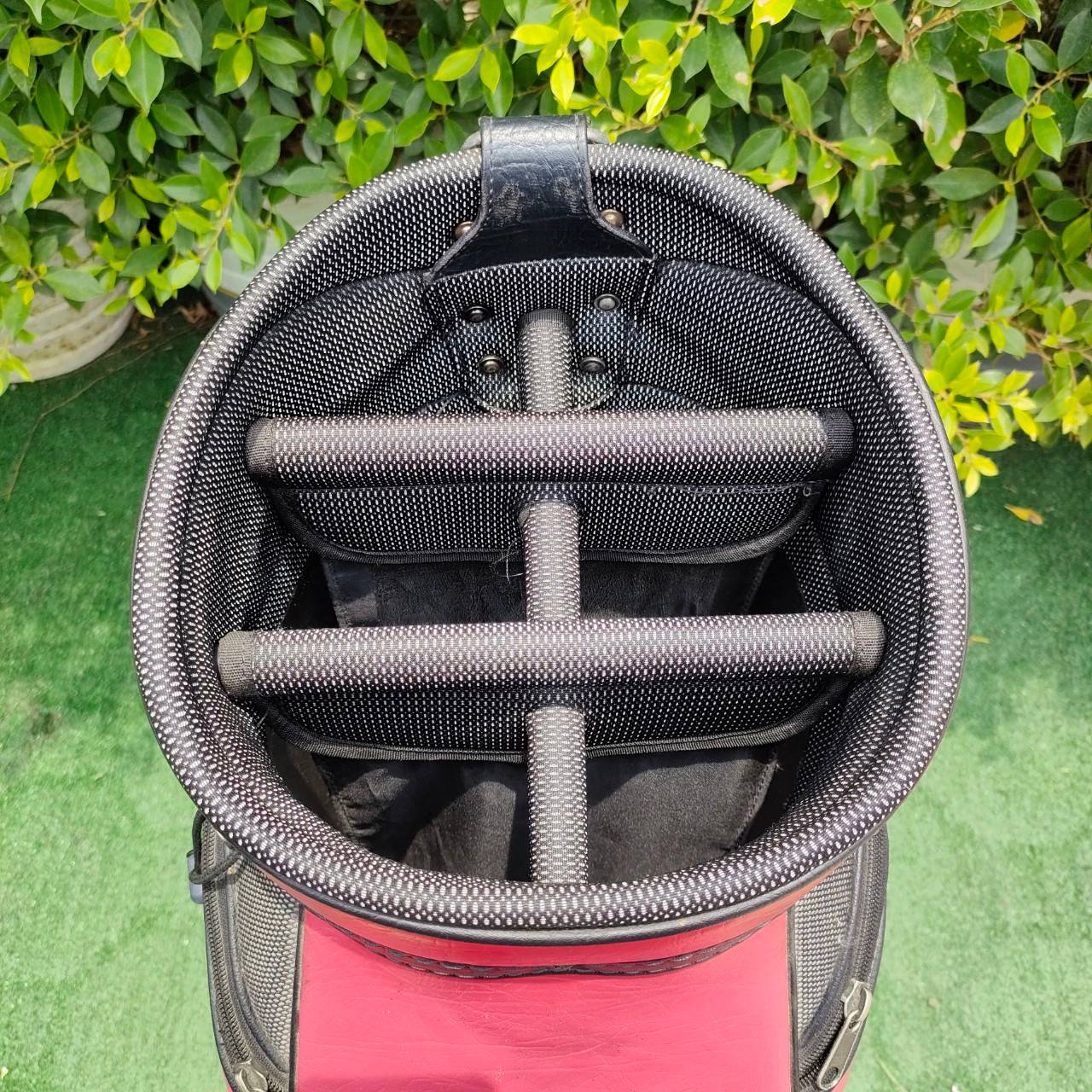 ถุงกอล์ฟ GREAT มือสอง ใช้งานได้ดี ซิปดีครับ สายสะพายมีสีซีดนิดหน่อยครับ