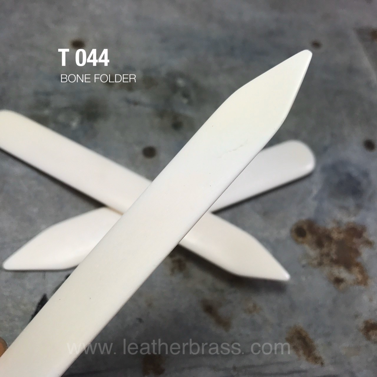 T044 Bone folder แท่งดันทรงกระเป๋า ทำจากกระดูกวัว อุปกรณ์งานหนัง leatherbrass**ราคาต่อชิ้น**