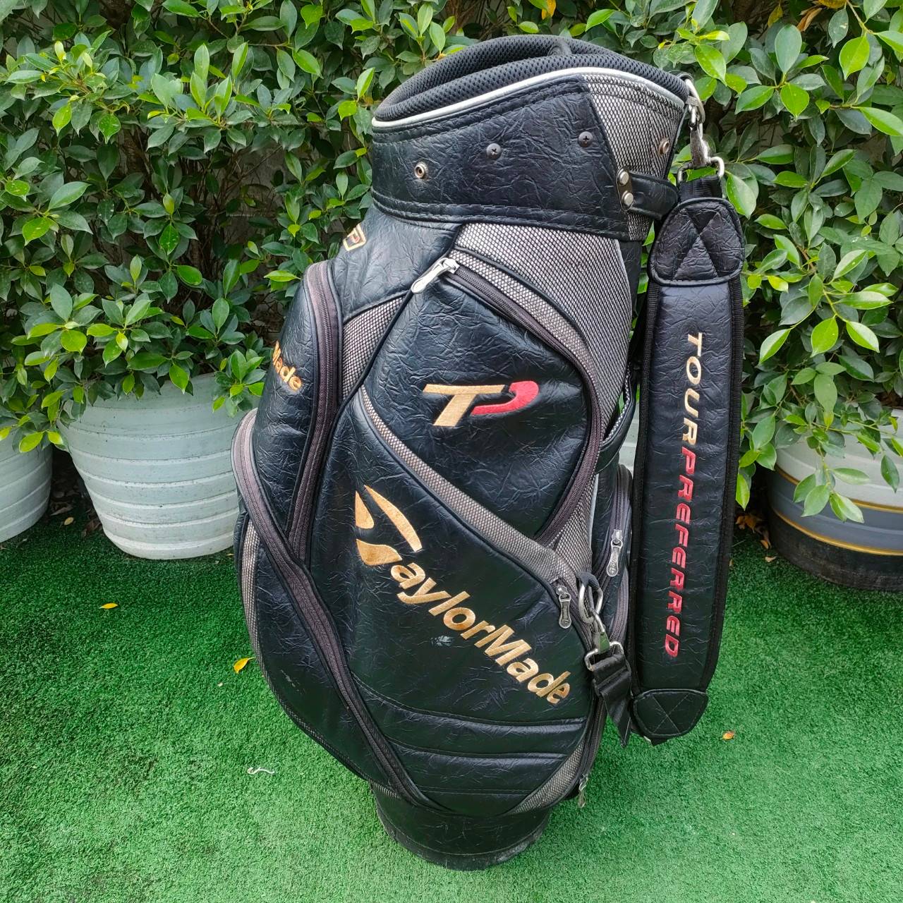 ถุงกอล์ฟ TAYLORMADE r5 MUNDRED SERIES มือสอง ** มีตำหนิ เเป๊กคอพเวอร์หลุด 1จุด ** ถุง TOUR ใบใหญ่ ราคาพิเศษที่สุด