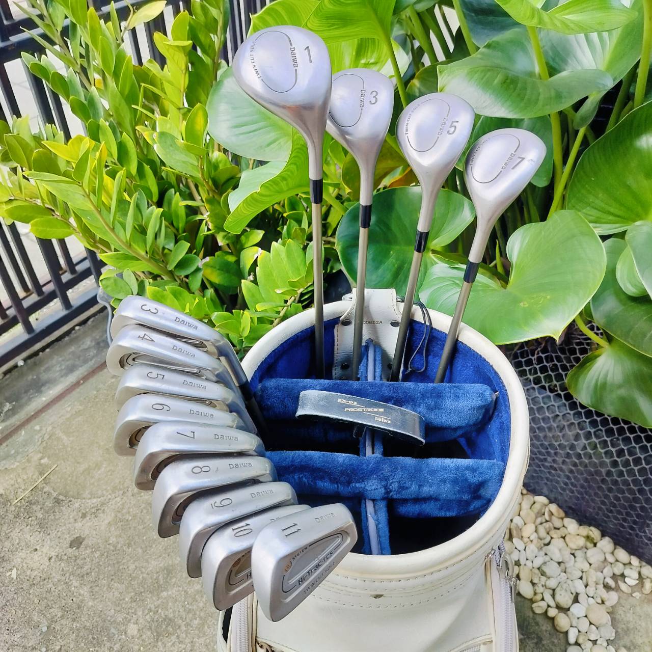 FULLSET DAIWA TWIN CUT SOLE ก้านกราไฟต์ DAIWA คุณภาพสูงมาก FLEX R ทั้งชุด มี COVER กำมะหยี่ ถุงกอล์ฟ DAIWA ภายในบุกำมะหยี่ หัวไม้ได้ถึง 4 หัว 1 3 5 7 เลยค่ะ ไม้กอล์ฟพรีเมี่ยมมือสอง ของแท้ By NakaraLuxurious