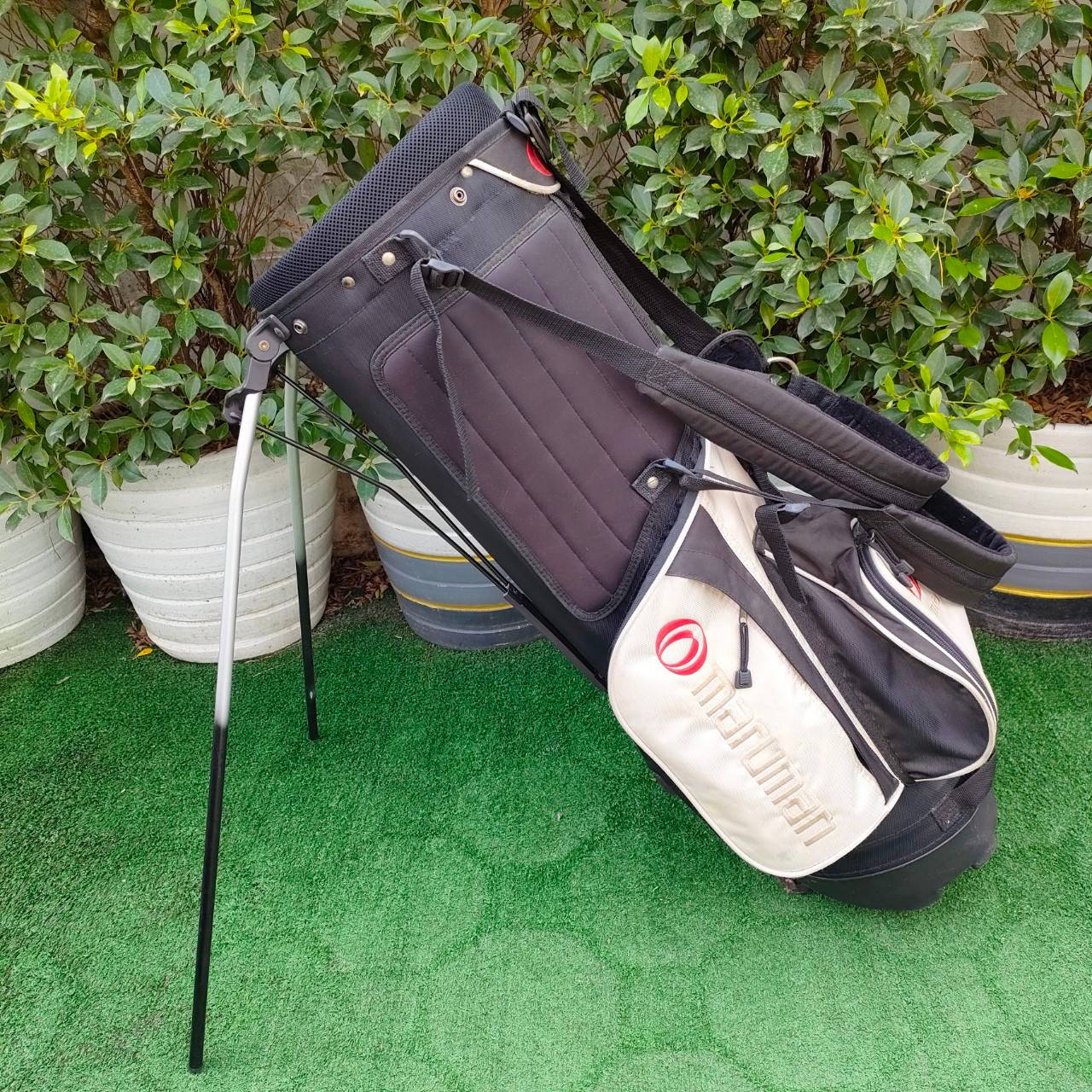 ถุงกอล์ฟ MARUMAN ขาตั้งมือสอง ** มีตำหนิ ที่ หูจับขาด มีรูปให้ชมท้ายสุดค่ะ ** ถุงสวยใช้ดี มีสายสะพาย ขาตั้งแข็งแรง