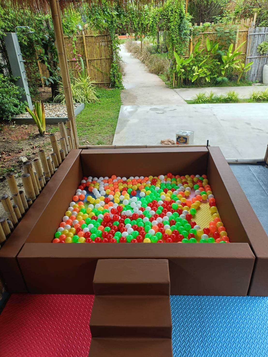 บ่อบอลพร้อมบันได ห้องบอล คอกกั้นเด็ก บุนวมนิ่ม,คอกกั้น, เบาะนุ่มนิ่ม หนัง soft play, indoor playground ของเล่นเสริมพัฒนาการ รับสั่งทำบ่อบอล ตามขนาด