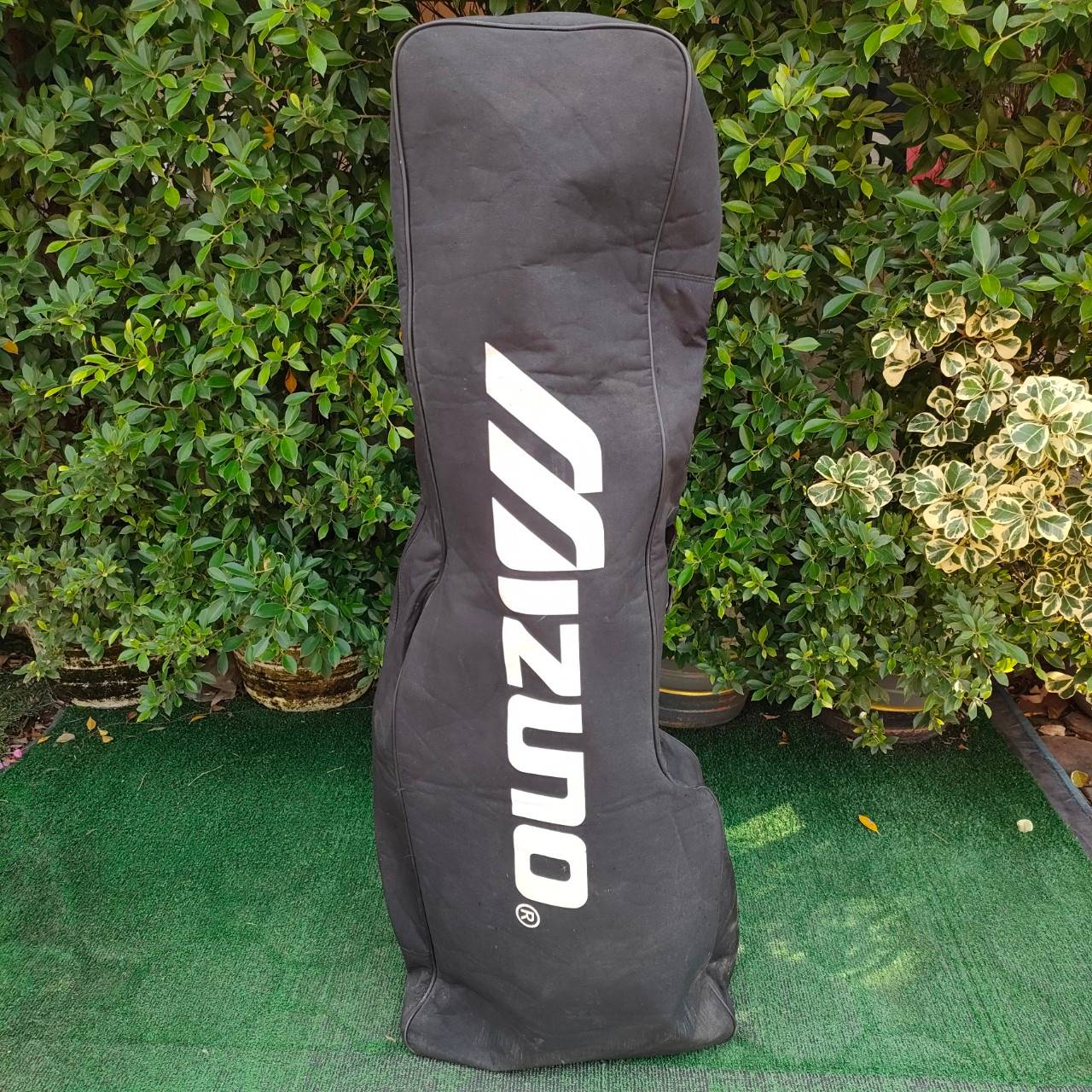 ถุงคลุมถุงกอล์ฟขึ้นเครื่องบิน MIZUNO มือสอง **มีรอยขาดด้านในเล็กๆน้อยๆ เเละ ที่ดึงหัวชิฟหลุด 1 จุด แต่รูดซิปอีกอันได้ปกติ มีรูปให้ชมค่ะ** มือสอง ของแท้ BY NakaraLuxurious
