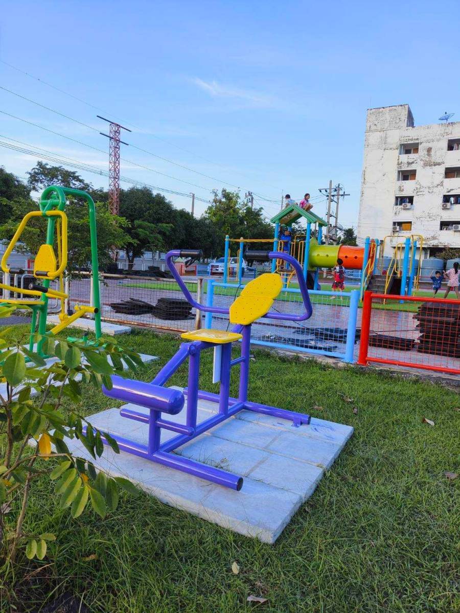 เครื่องออกกำลังกาย กลางแจ้ง ชุดอุปกรณ์ บริหารขา เข่า แบบขา ยกน้ำหนัก ลานกีฬา อเนกประสงค์ สนามกีฬา ผลิตในไทย สั่งทำตามสีที่ต้องการได้