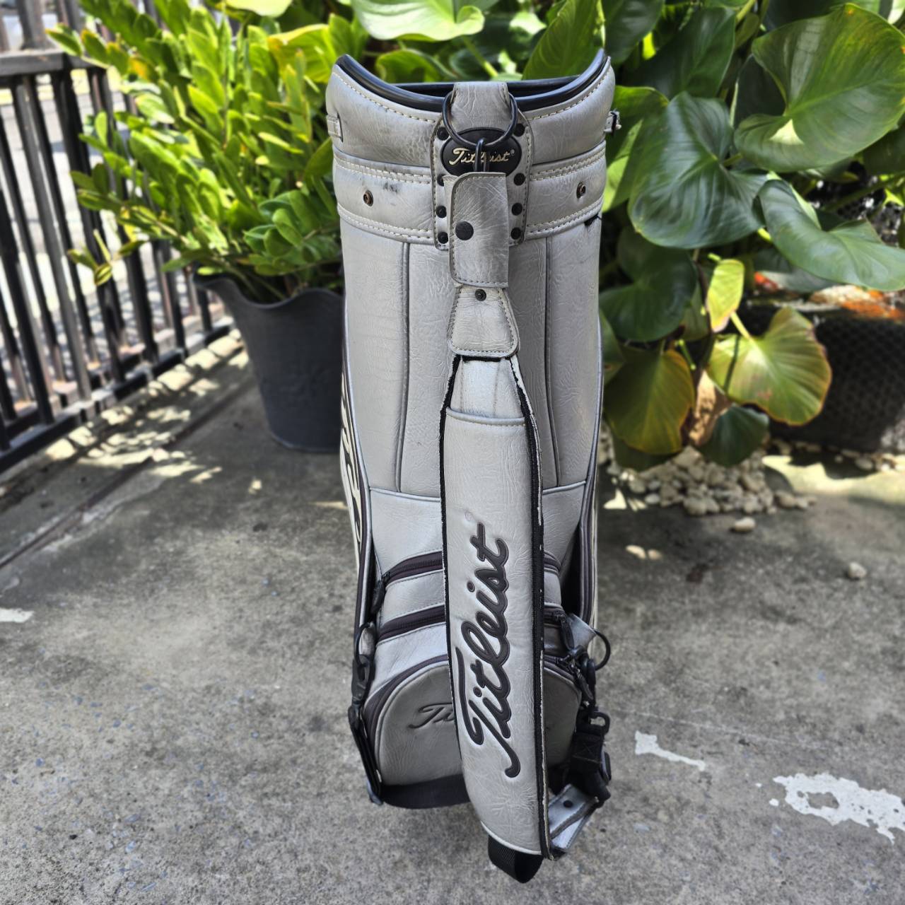 ถุงกอล์ฟ Titleist ของแท้ ** มือจับหลุด ** รุ่น TOUR ใบใหญ่จัดๆ ปากถุง 11 นิ้ว มีลายเซ็นต์โปร Titleist ถุงแบบที่ใช้ใน TOUR เลยค่ะ