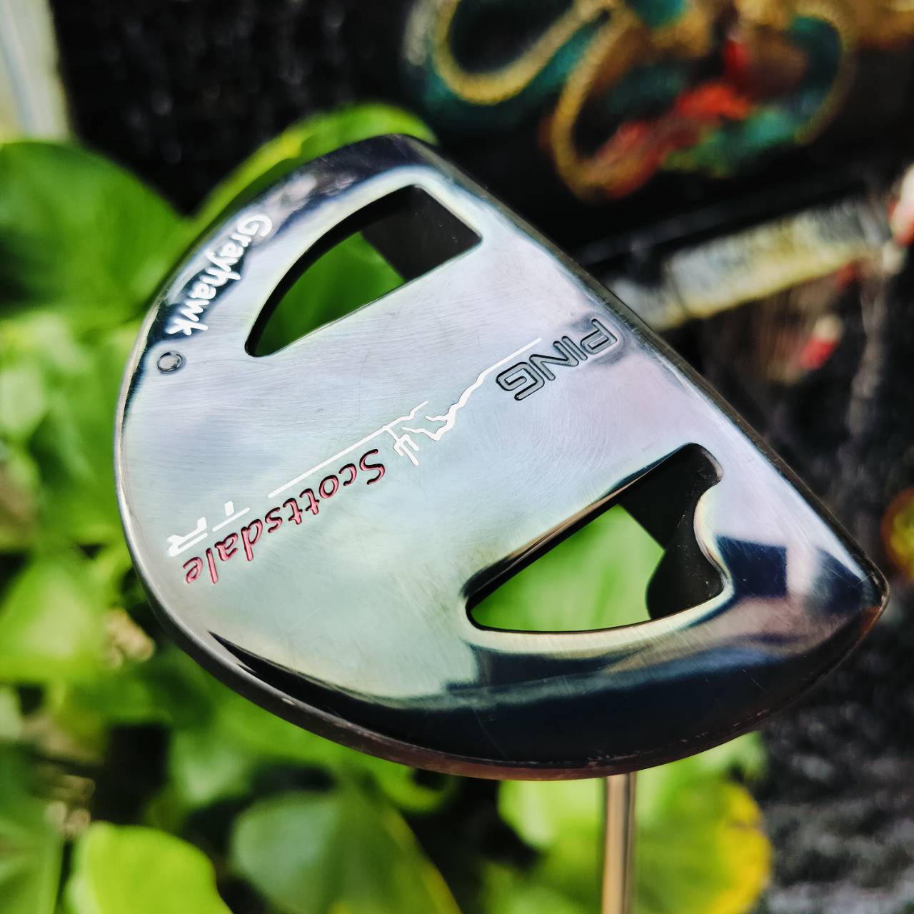Ping Scottsdale TR Grayhawk Putter ความยาว 34 นิ้ว สภาพสวยเดิมๆเลยค่ะ เกาะไลน์อย่างมาก รูปทรงกระจายน้ำหนัก ชดเชยความผิดพลาดสูง ไม้กอล์ฟพรีเมี่ยมมือสอง ของแท้ By NakaraLuxurious