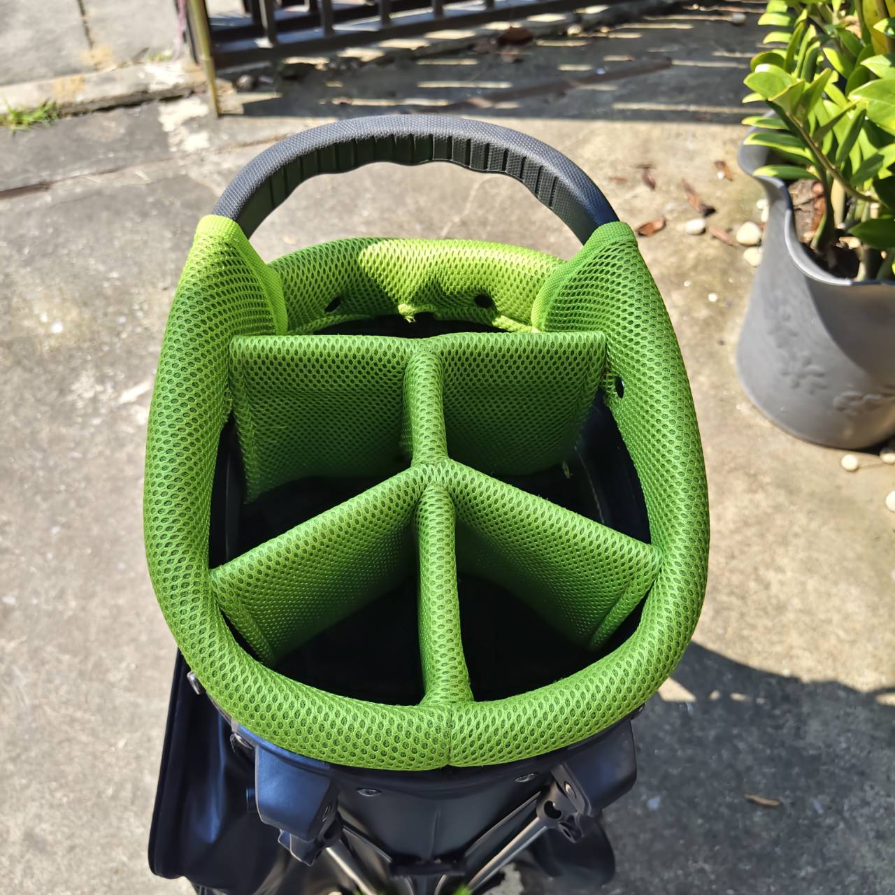 ถุงกอล์ฟขาตั้ง J.Lindeberg ผสานระหว่างสไตล์สแกนดิเนเวียทันสมัยเข้ากับฟังก์ชันการใช้งานระดับพรีเมียม