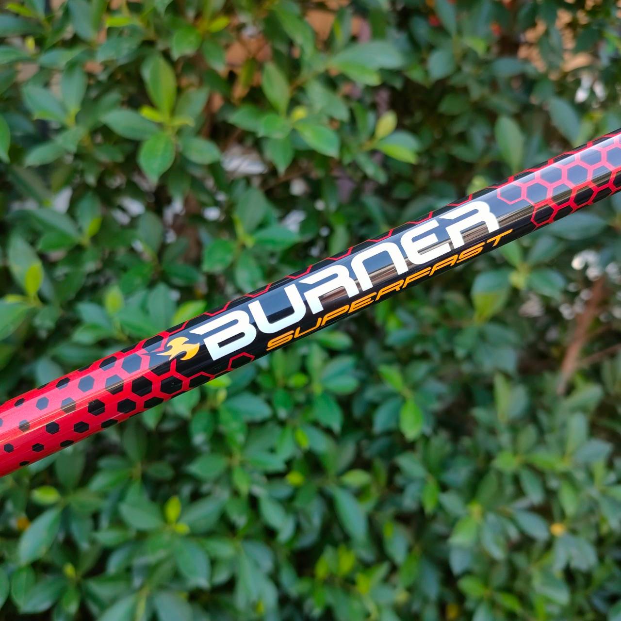 DRIVER TAYLORMADE BURNER SUPERFAST องศา 9.5 ก้าน FUBUKI FLEX R หัวใหญ่ เป็นสามเหลี่ยมยื่นออกด้านหลังเยอะ ทำให้ตีง่ายและไกลมาก ก้าน FUBUKI ดีมาก