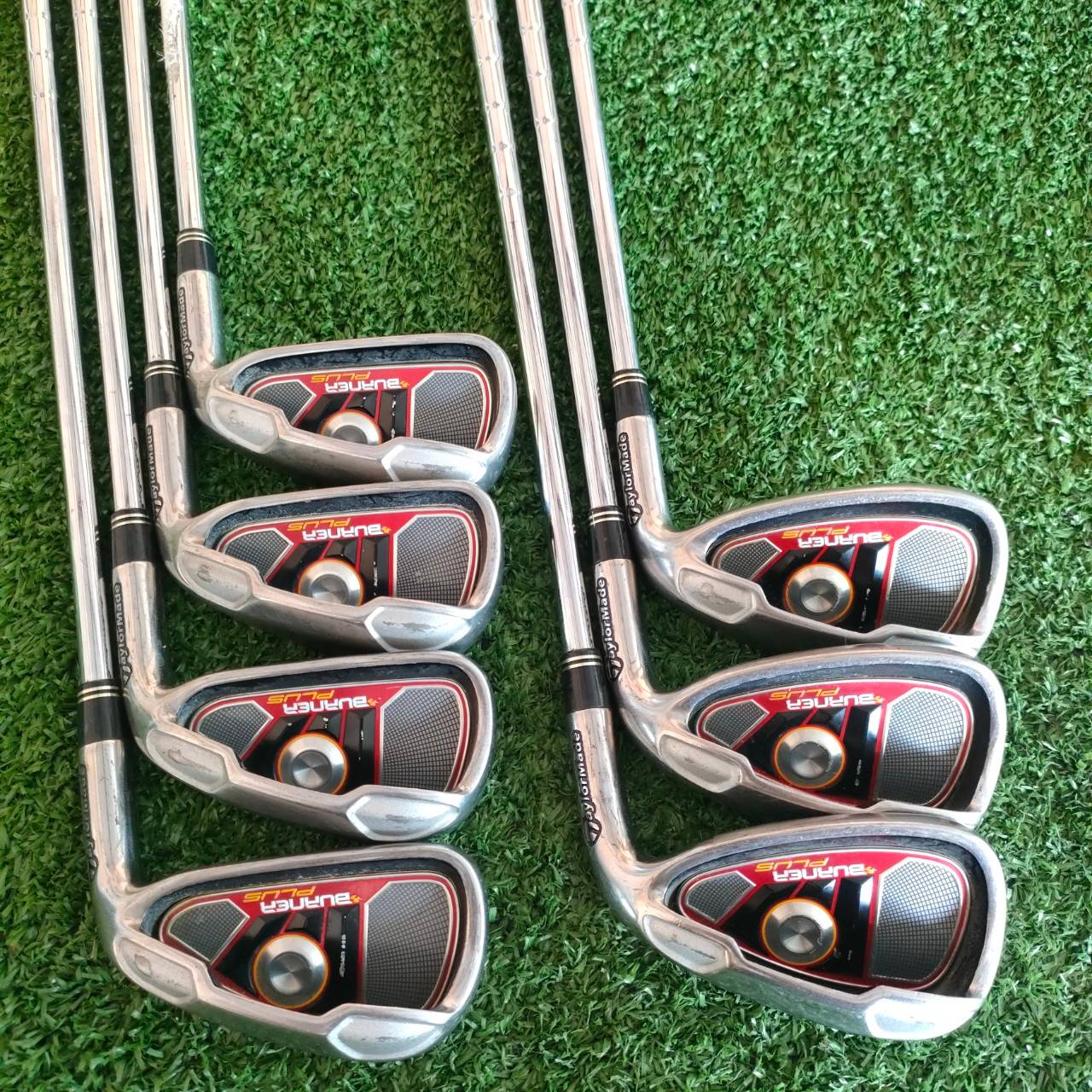 ชุดเหล็ก TAYLORMADE BURNER PLUS มีเหล็ก 4-9 เเละ PW FLEX S รุ่น PLUS คือจะตีไกลกว่ารุ่นปกติ ไม้กอล์ฟมือสอง ของแท้ BY NakaraLuxurious
