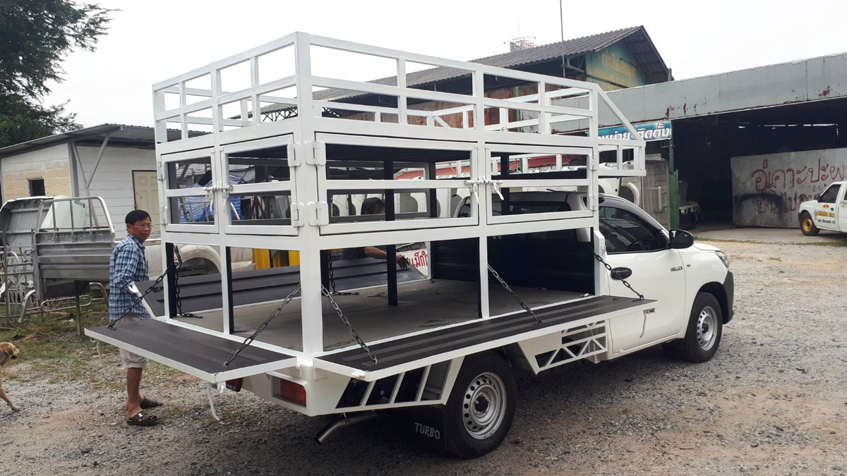 กระบะพื้นเรียบ บรรทุกน้ำดื่ม 3 ชั้น โตโยต้า รีโว่ ครับ