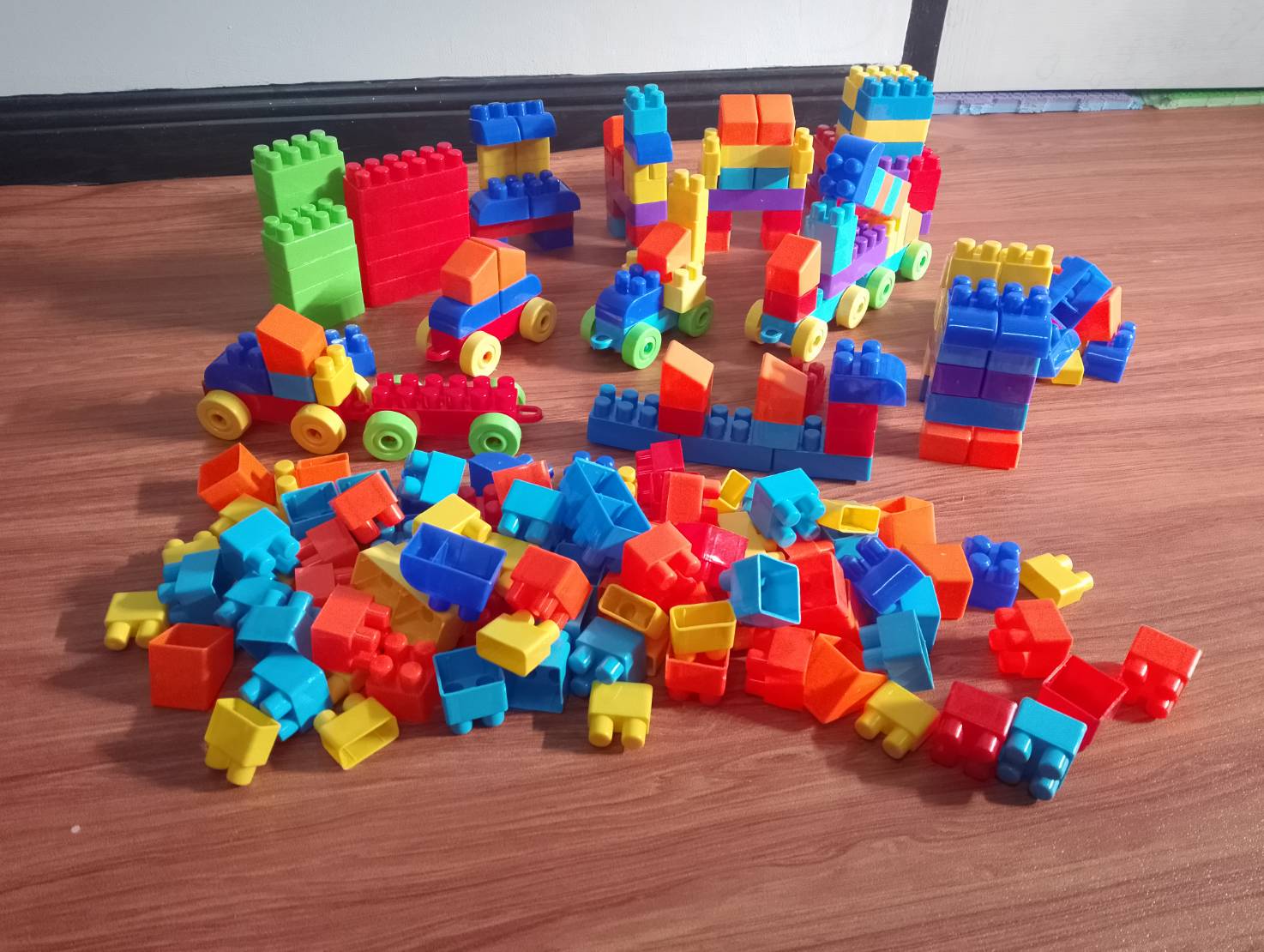 ชุดตัวต่อพลาสติกจำนวน 240 ชิ้น โลโก้เด็กอนุบาล พร้อมส่ง สื่อการสอนอนุบาล ฝึกกล้ามเนื้อมัดเล็ก ของเล่นเสริมพัฒนาการเด็ก