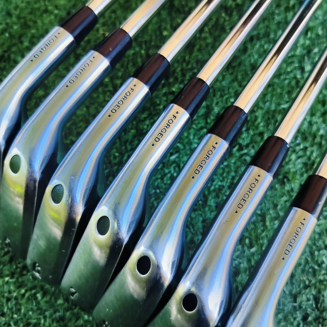 ชุดเหล็ก Callaway X-TOUR เป็นชุดเหล็ก FORGED สุดมันส์ ตีทั้งนุ่มนวลและคม แต่พิเศษมาก โดยมี CAVITY ที่ลึก ตีง่่ายมากๆ และใบไม่ใหญ่ด้วยค่ะ ครบเครื่องมาก ไม้กอล์ฟพรีเมี่ยมมือสอง ของแท้ By NakaraLuxurious