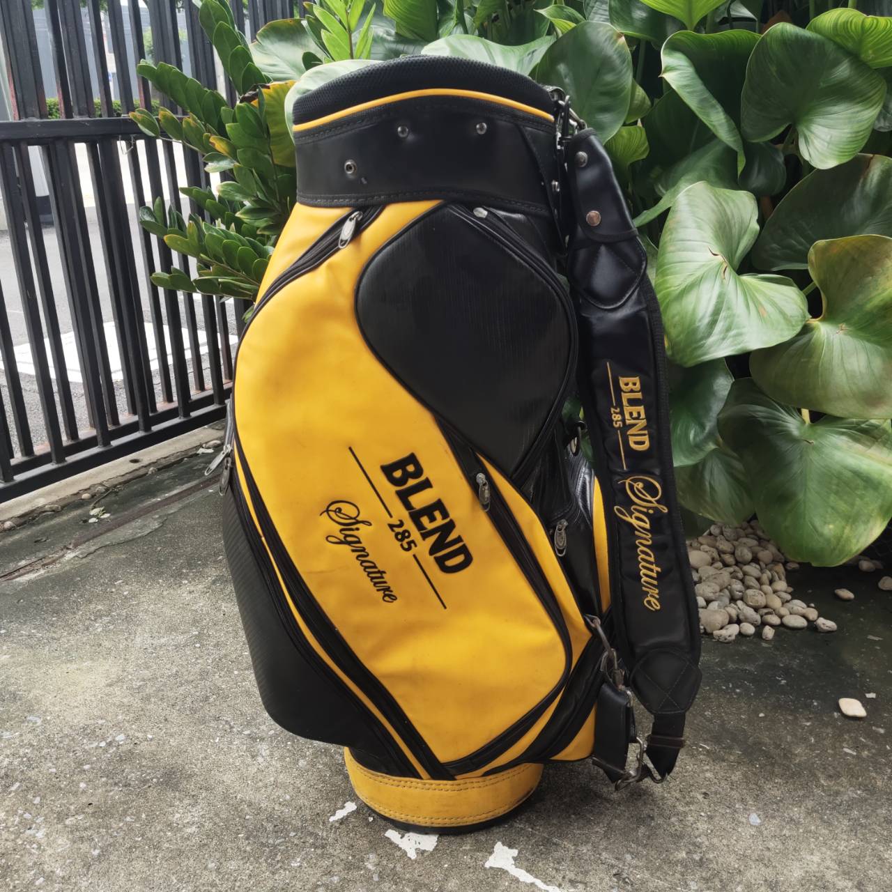 ถุงกอล์ฟ BLEND มือสอง ** ซิป COVER แตก และสภาพ ของ COVER ไม่ดีแล้วนะคะ **