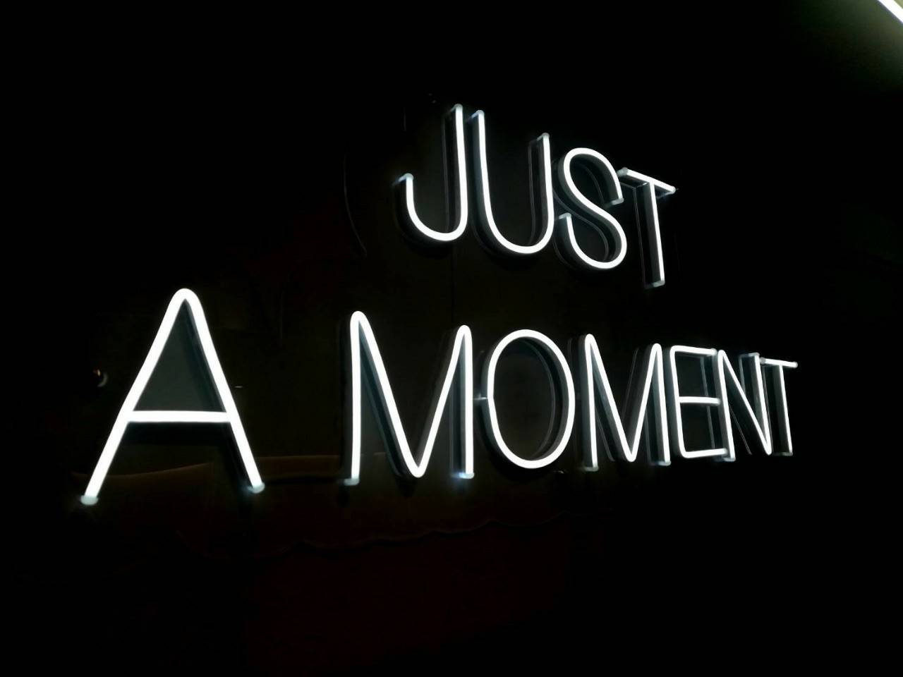 งานผลิตและติดตั้งป้ายไฟนีออนLED แสงสีขาว - JUST A MOMENTอะคริลิคใสรองหลัง