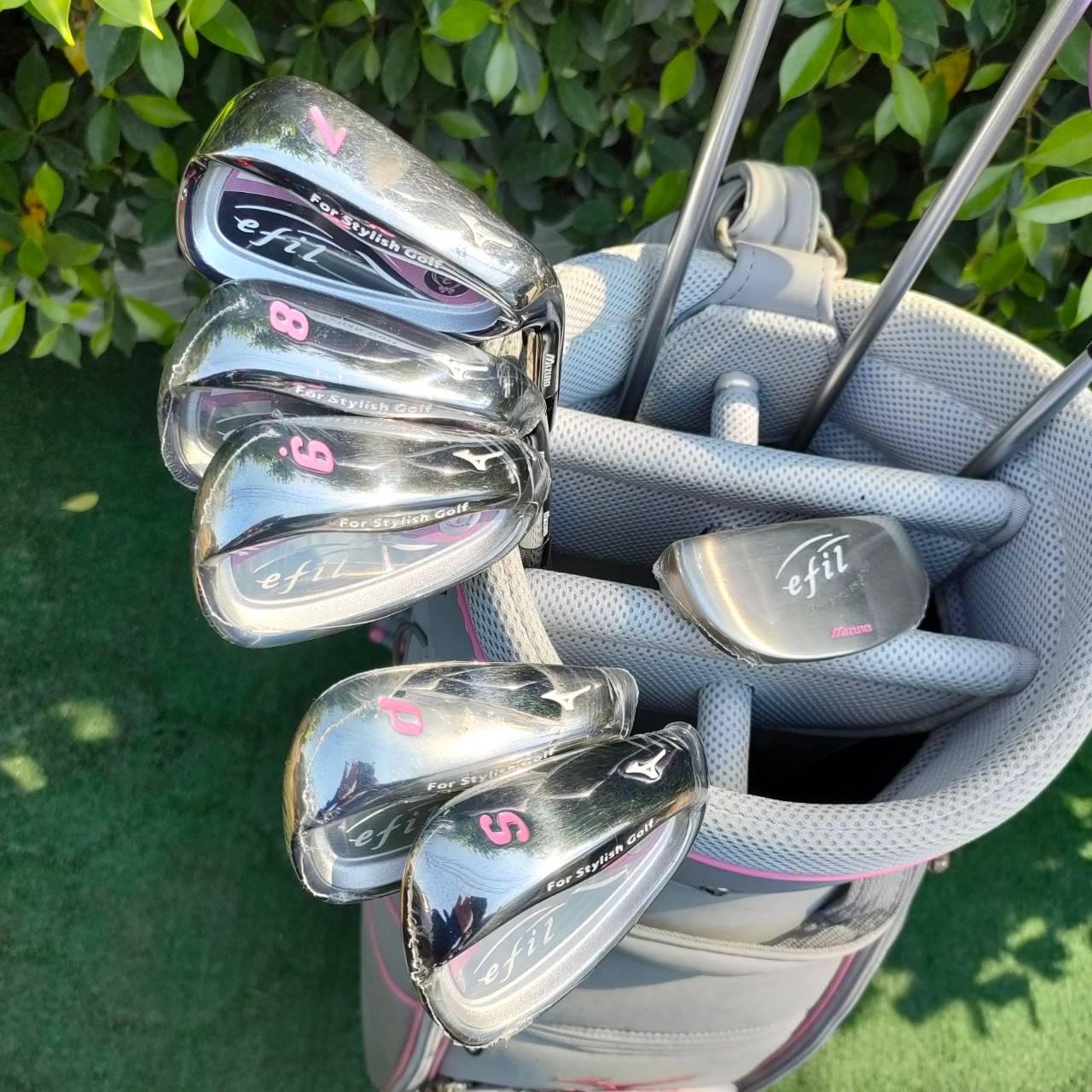 ** ไม้กอล์ฟสำหรับผู้หญิง ** FULLSET MIZUNO EFIL LADY *** สภาพสวยมากๆหลายไม้ยังไม่แกะพลาสติก *** ทั้งชุดประกอบด้วย Driver Fairway Hybrid เหล็ก 7 8 9 เเละ PW SW PUTTER EFIL ใหม่ในซีล พร้อมถุงกอล์ฟ MIZUNO ทั้งชุดพร้อมออกรอบได้เลย ไม้สุดพรีเมี่ยม จากญี่ปุ่น ด