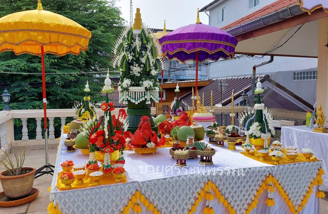 โต๊ะบวงสรวงแบบฉบับวัดท่าซุง