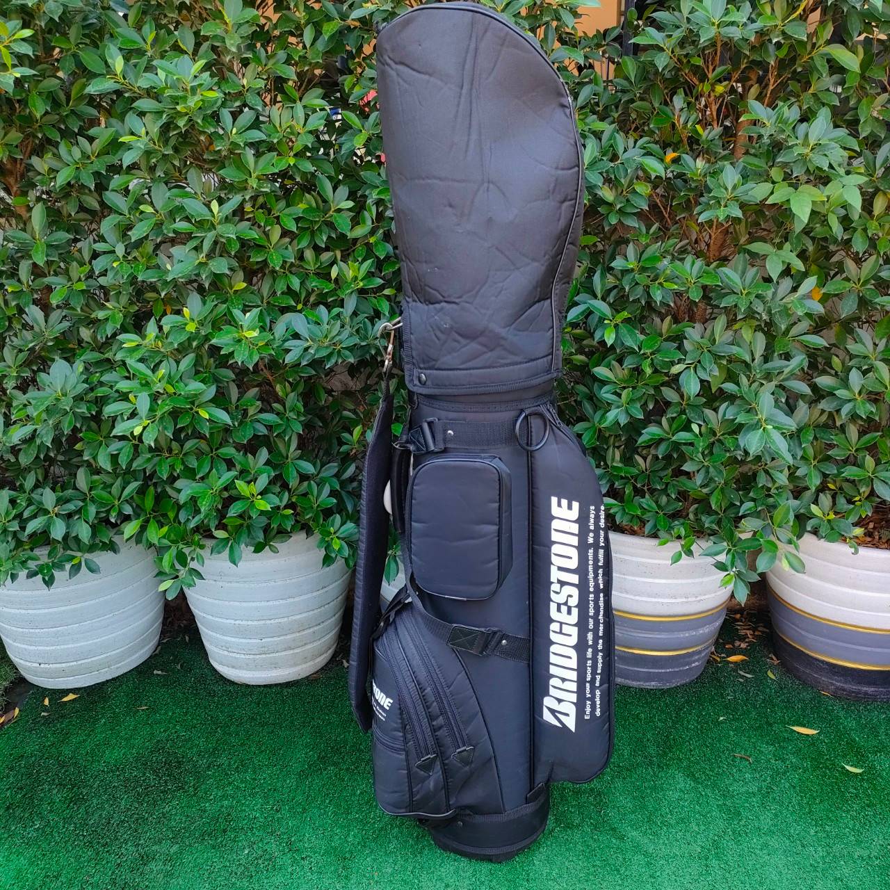 ถุงกอล์ฟ BRIDGESTONE มือสอง **ถุงกอล์ฟมีตำหนิ เเป๊กหลุด 1จุด มีรูปอยู่ที่รูปสุดท้ายค่ะ ** สภาพนอกนั้นใช้งานได้ปกติ ถุงสวยเลยค่ะ