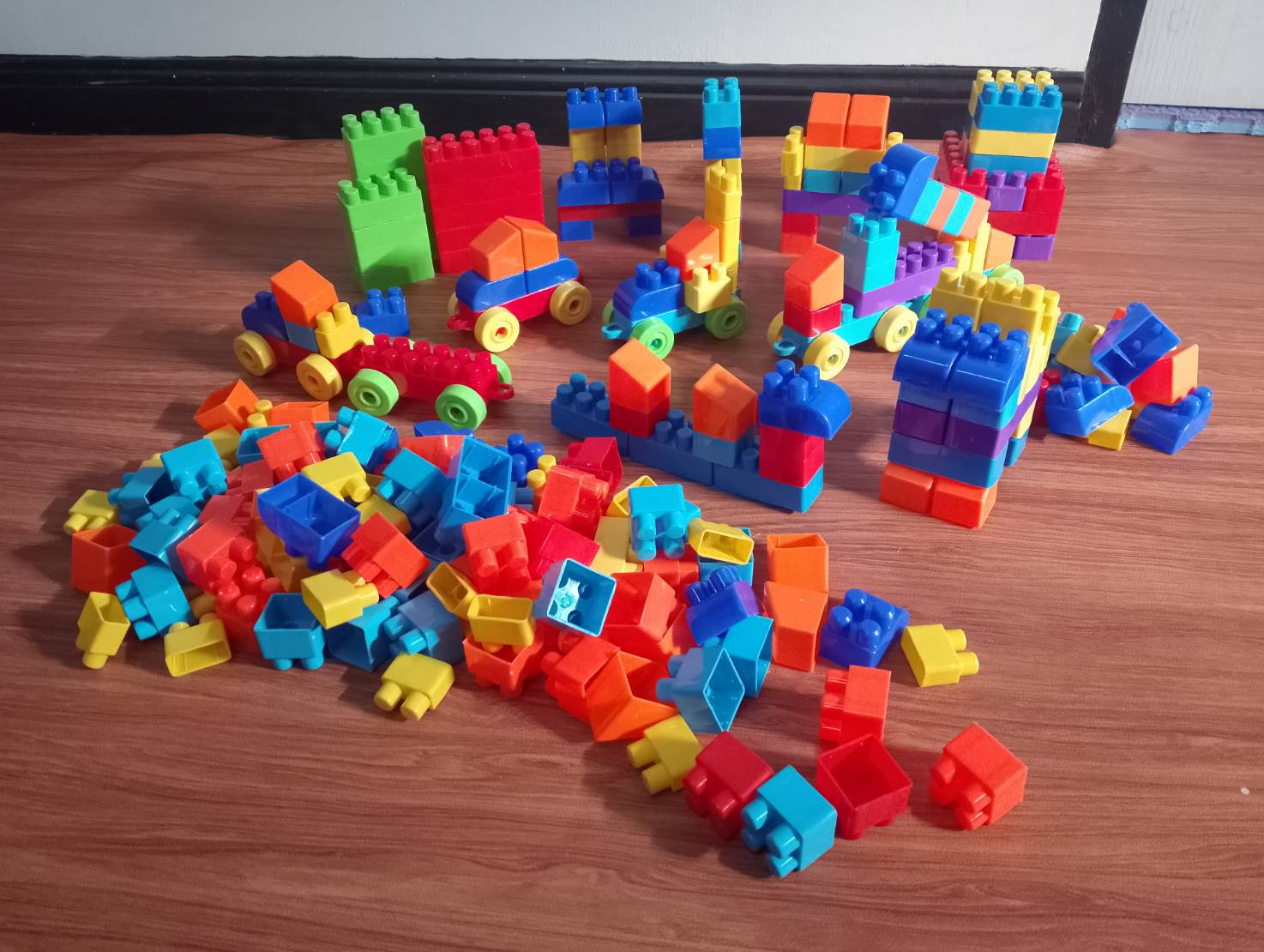 ชุดตัวต่อพลาสติกจำนวน 240 ชิ้น โลโก้เด็กอนุบาล พร้อมส่ง สื่อการสอนอนุบาล ฝึกกล้ามเนื้อมัดเล็ก ของเล่นเสริมพัฒนาการเด็ก