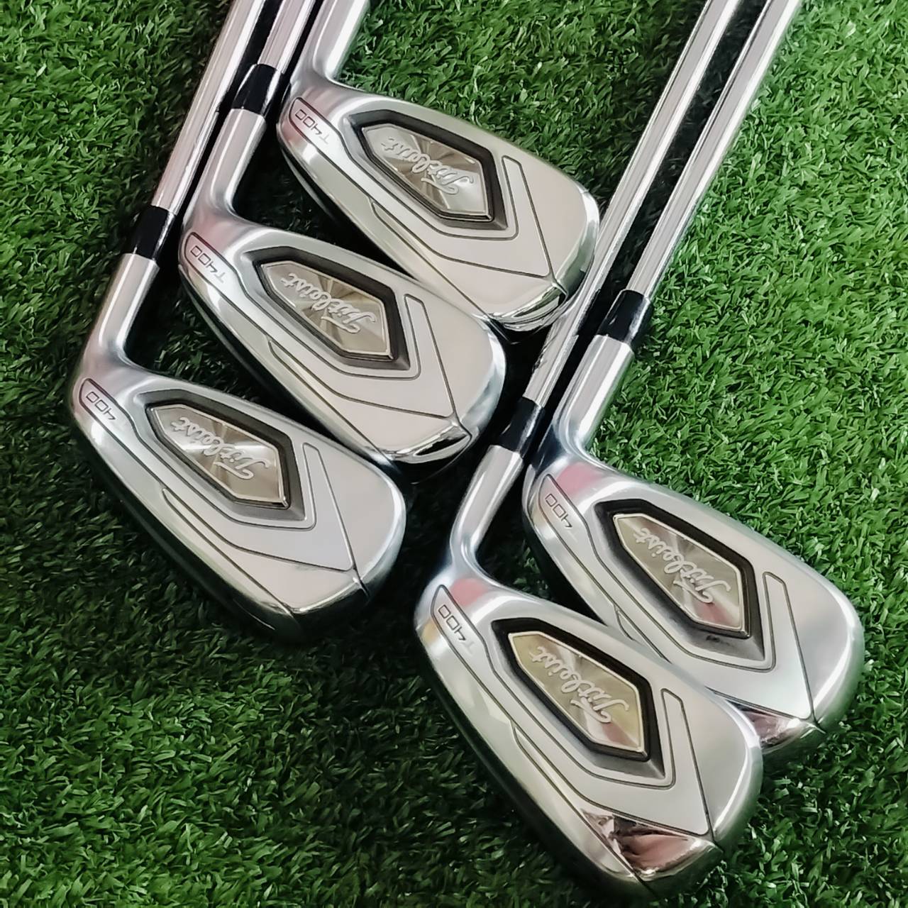 ชุดเหล็ก Titleist T400 โมเดลใหม่สุดใน T-SERIES เหล็กตีไกล และตีง่ายที่สุดของ Titleist ตีโดนแบบง่าย ตีไกลจนงงแน่นอน!!! ไม้กอล์ฟพรีเมี่ยมมือสอง By NakaraLuxurious