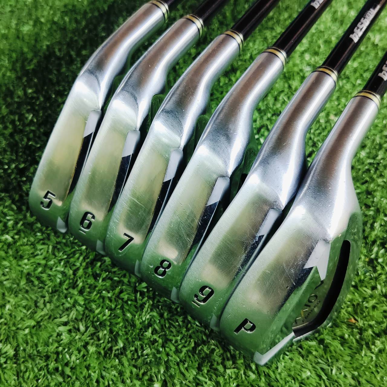 ชุดเหล็ก XXIO FORGED MX4000 เป็นรุ่นพรีเมี่ยมสุดๆของ XXIO พรีเมี่ยมกว่า IMPACT POWER เพราะเป็นวัสดุ FORGED ญี่ปุ่น และสร้างให้เป็นรูปแบบ CAVITY ใช้เนื้อ FORGED เยอะวัสดุราคาแพง ไม้กอล์ฟพรีเมี่ยมญี่ปุ่นมือสอง ของแท้ By NakaraLuxurious