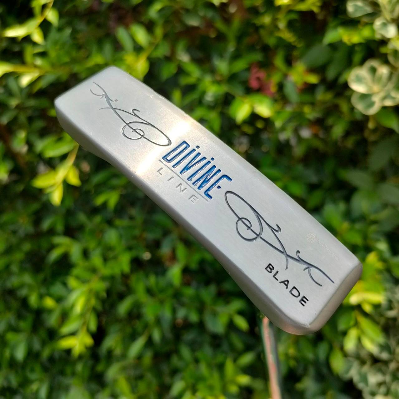 PUTTER ODYSSEY DIVINE LINE BLADE ความยาว 33 นิ้ว ออกแบบมาสำหรัยคุณผู้หญิง เป็นพัตเตอร์ระดับ TOP ของวงการ รุ่นนี้หน้าไม้ทั้งนุ่มและเกาะไลน์ในไม้เดียวกัน