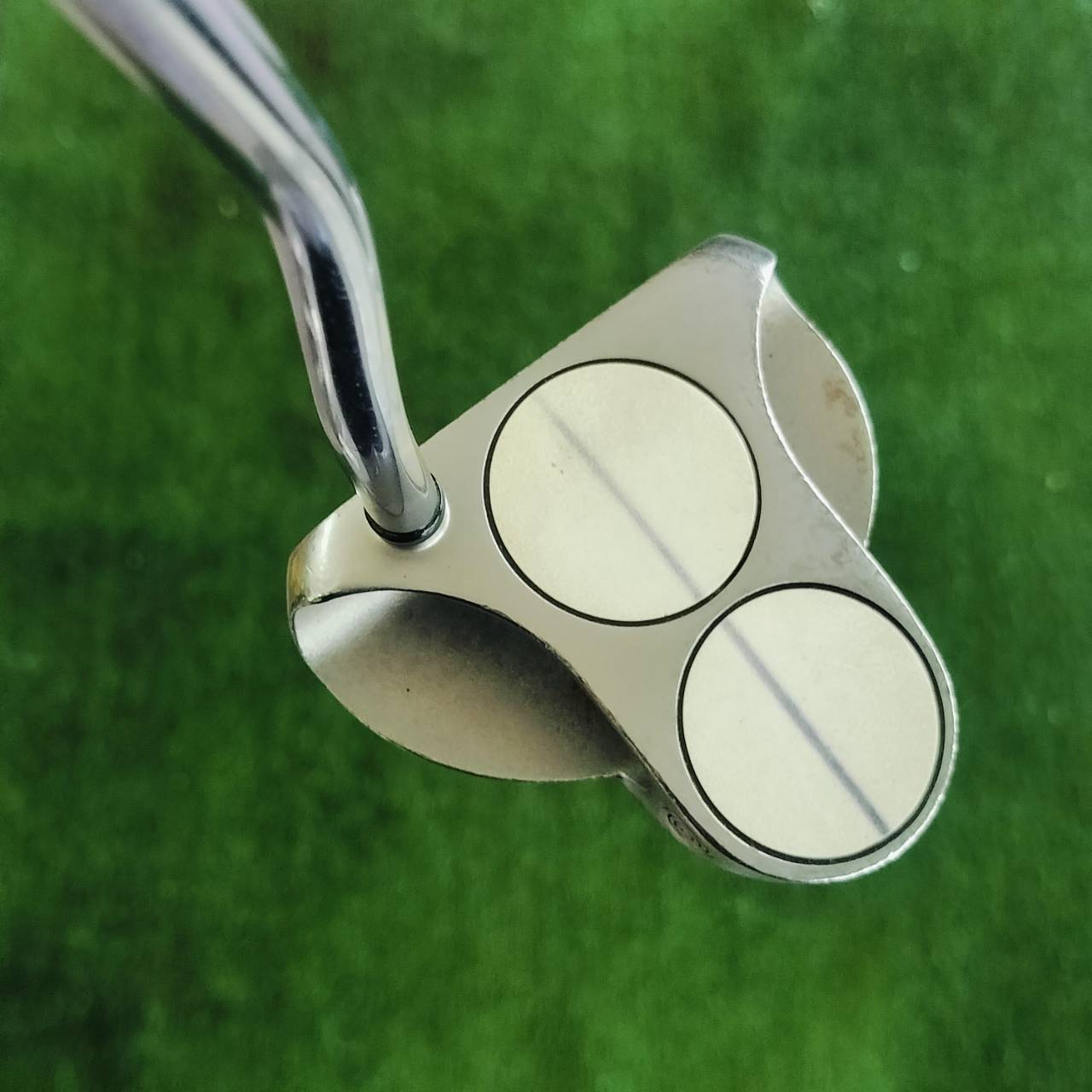 PUTTER ODYSSEY 2-BALL WHITE HOT XG ยาว 34 นิ้ว รุ่น XG เป็นหน้านุ่ม แต่มีลวดลาย เพื่อช่วยให้ลูกหมุนเกาะไลน์ยิ่งขึ้น ไม้กอล์ฟพรีเมี่ยมมือสอง ของแท้ By NakaraLuxurious