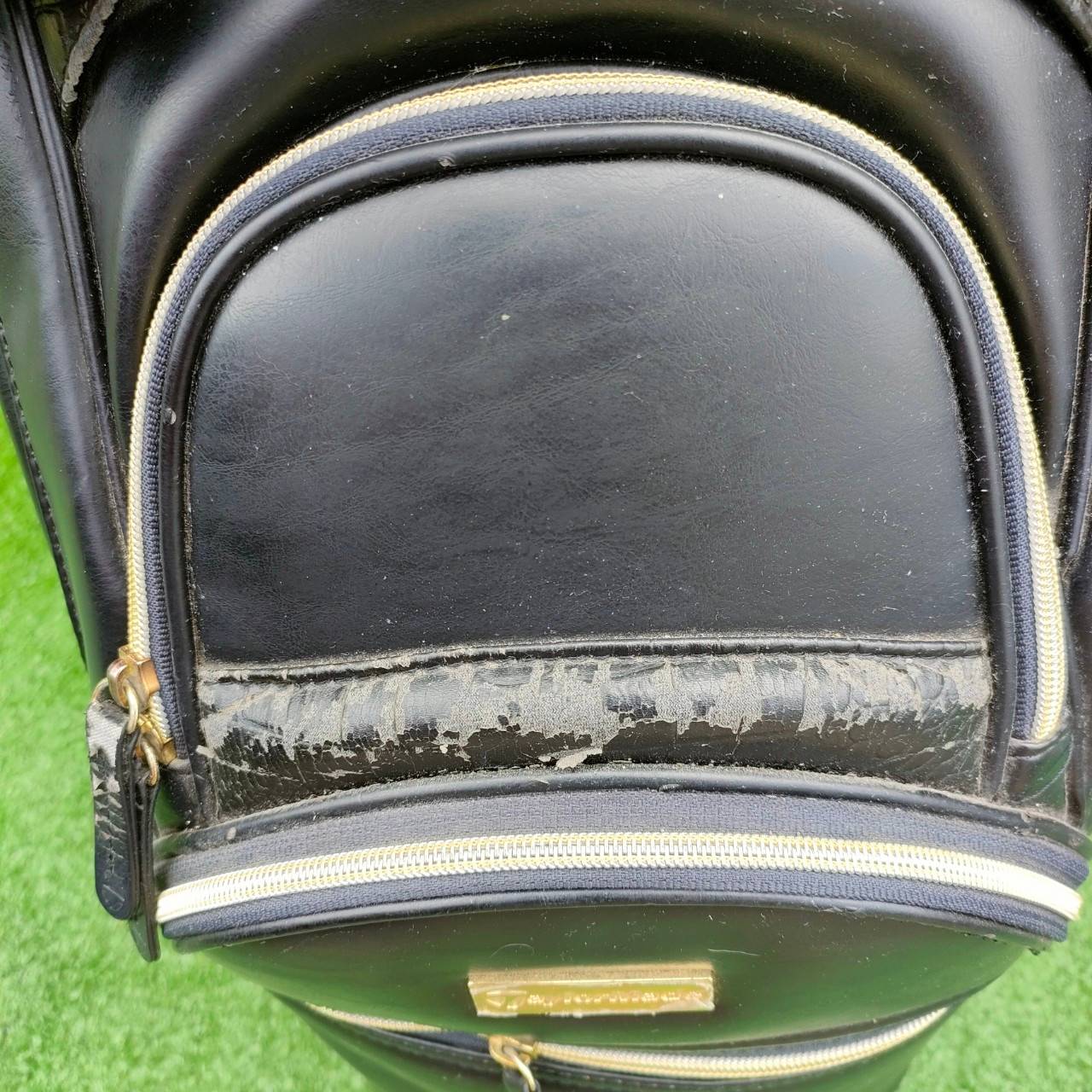 ถุงกอล์ฟ TAYLORMADE ** ถุงกอล์ฟมีตำหนิหนังลอก** ตามรูปที่ถ่ายเลยครับ